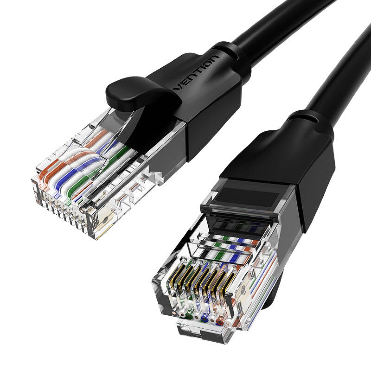 Due connettori per cavi Ethernet, neri con estremità trasparenti, su sfondo bianco, vista angolata.