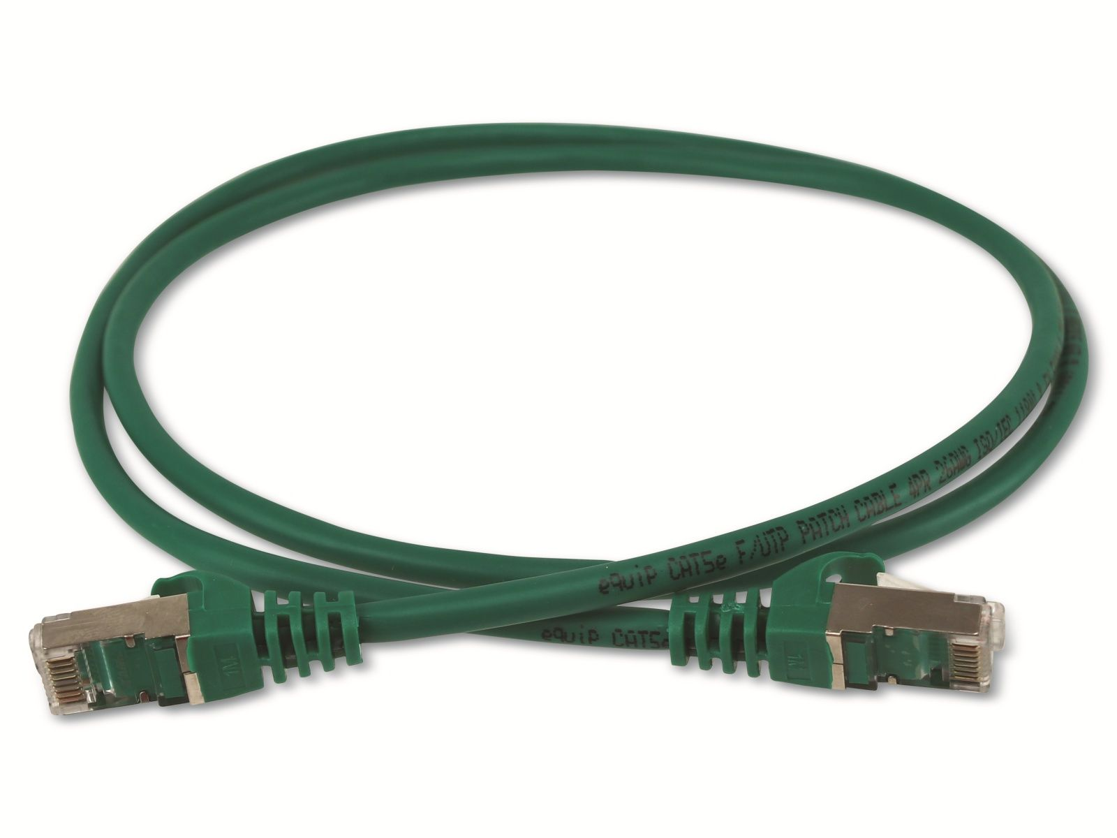 Un cavo di rete verde con connettori ad ogni estremità, su sfondo bianco.