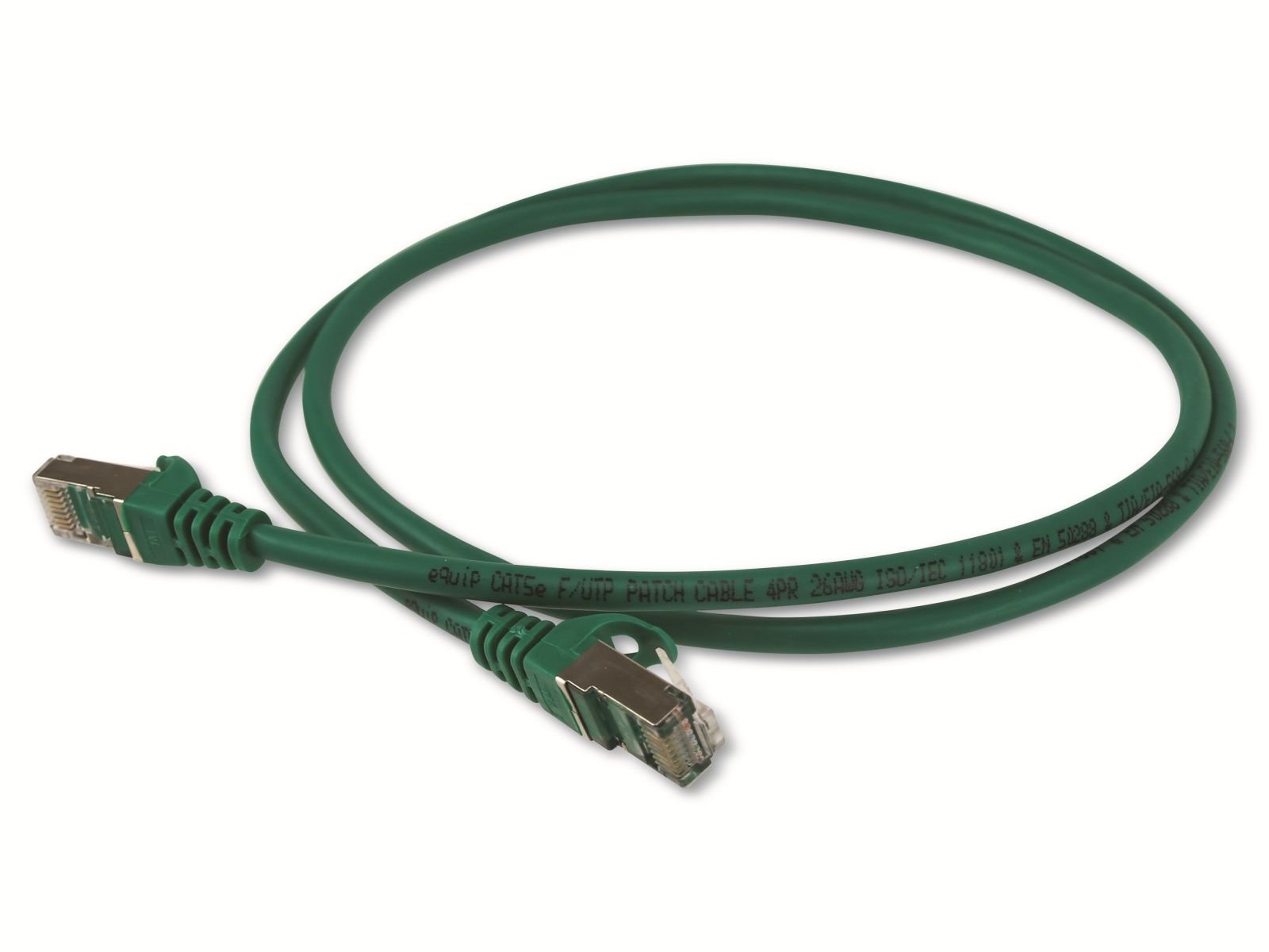 Due cavi Ethernet verdi con connettori su una superficie bianca, che mostrano tutta la loro lunghezza.