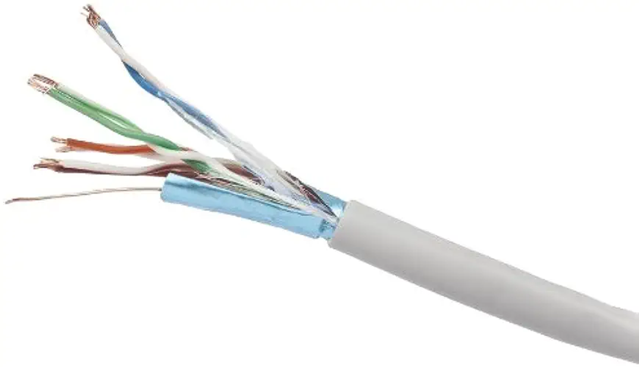 Cavo ethernet tagliato con fili esposti, che mostra fili colorati.