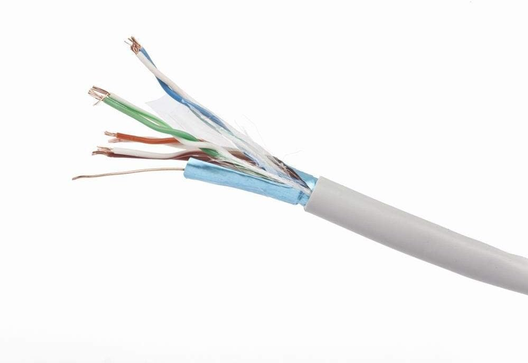 Primo piano di un cavo Ethernet tagliato, che mostra fili colorati e isolamento.