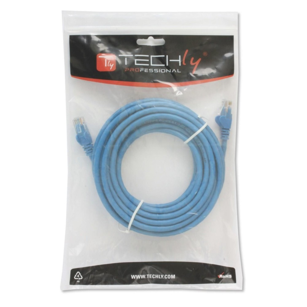 Un cavo Ethernet blu arrotolato dentro un sacchetto di plastica trasparente.