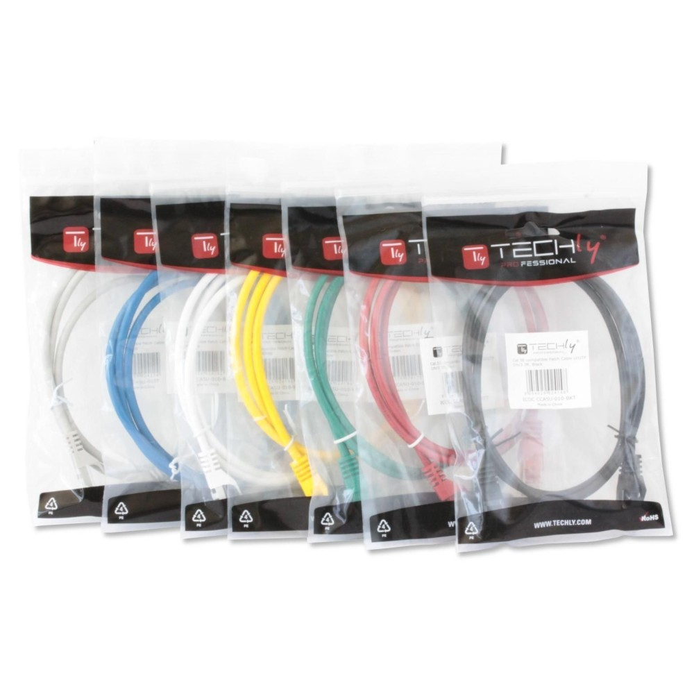 Câbles réseau emballés. Six câbles de différentes couleurs, chacun dans un sac en plastique transparent. Fond blanc.