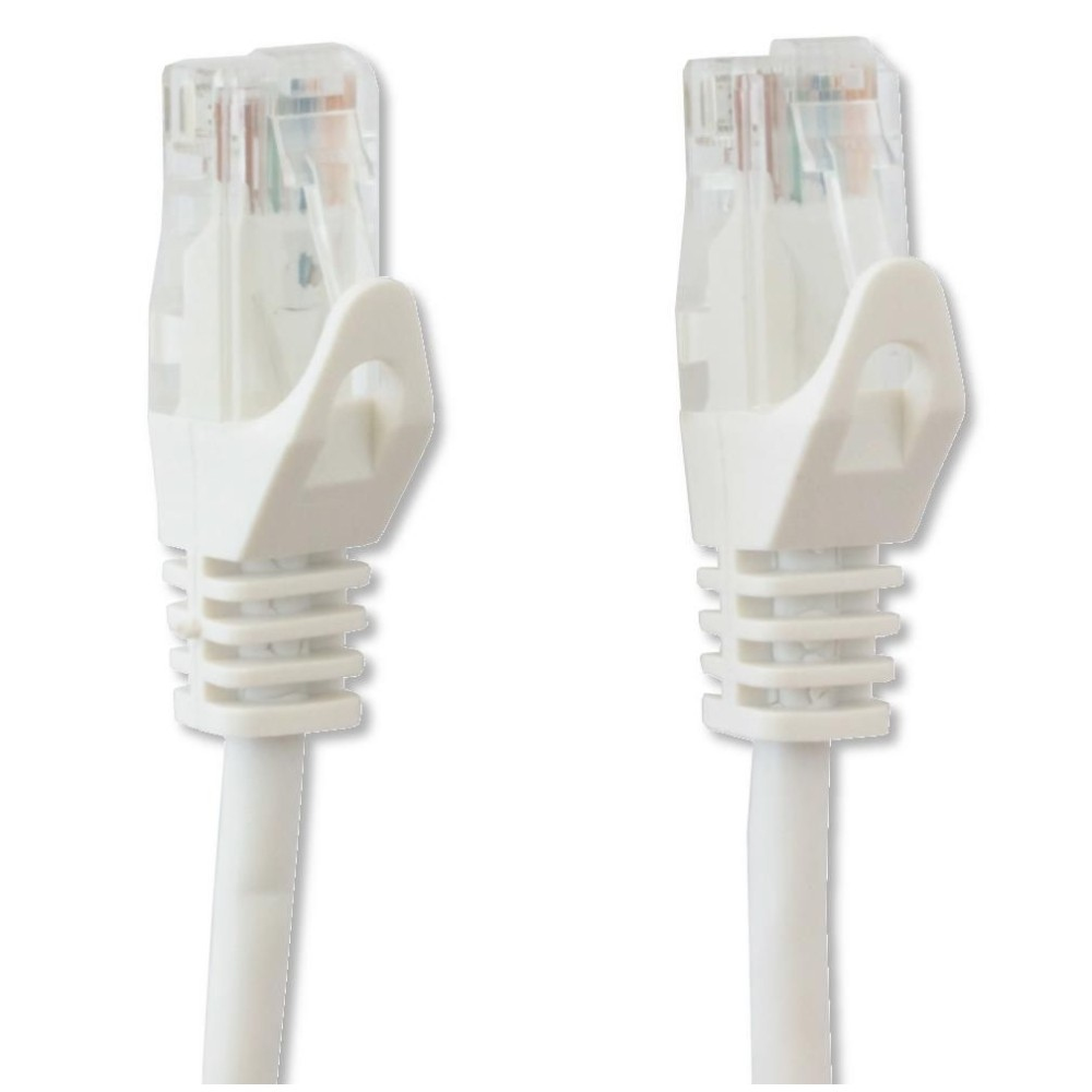 Due cavi di rete bianchi con connettori bianchi. Sfondo bianco.