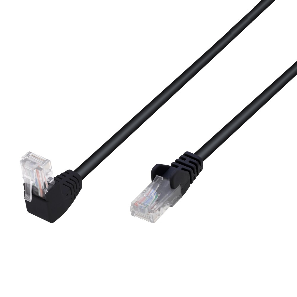 Cavo di rete nero con connettori RJ45 angolati e diritti, sfondo bianco.