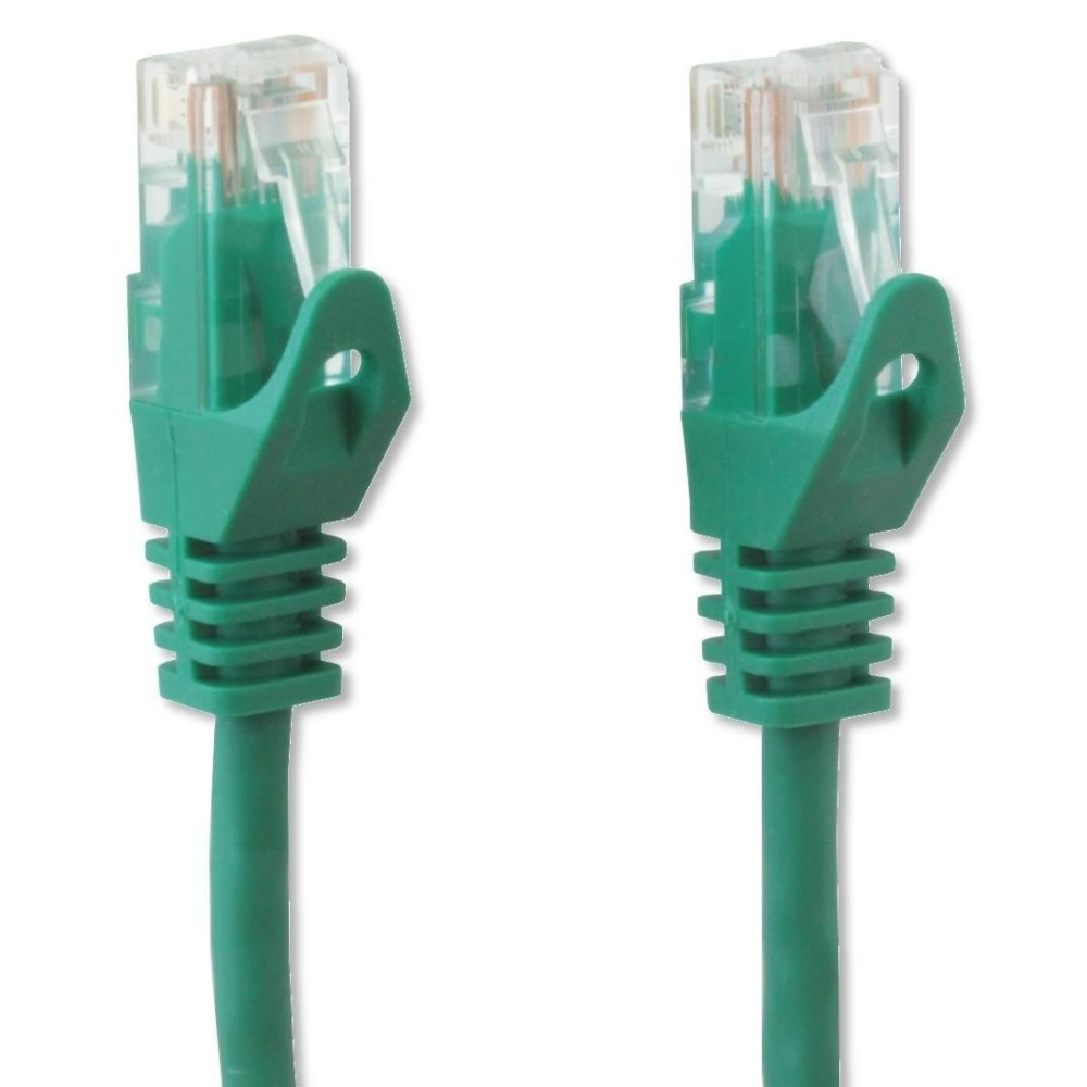 Due cavi di rete verdi con connettori trasparenti. Sfondo bianco.