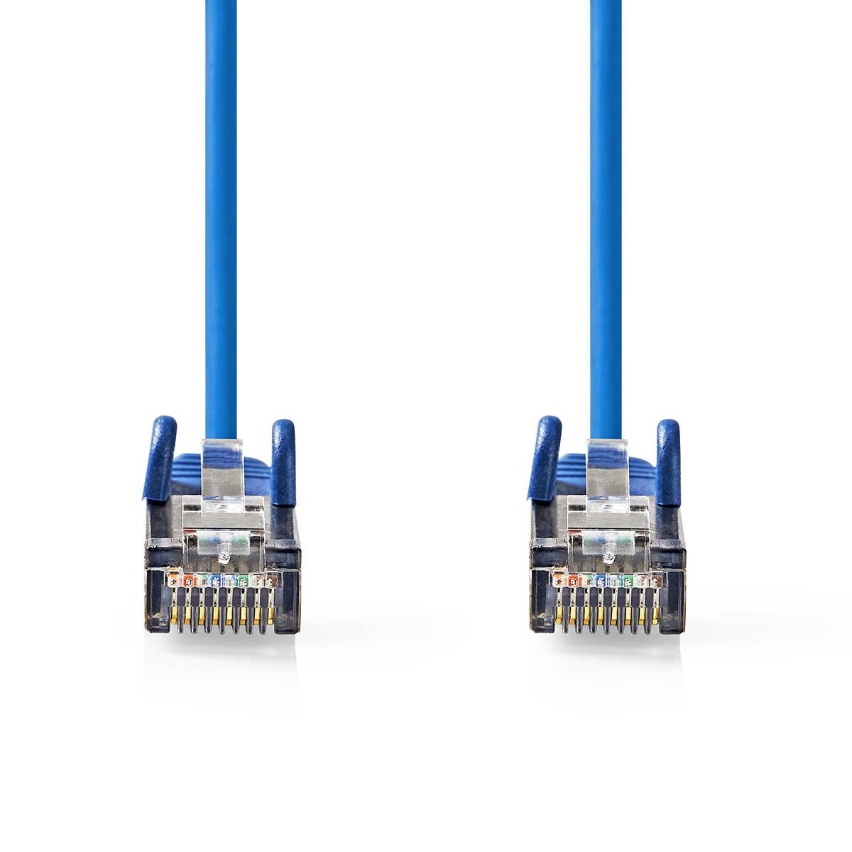 Due cavi Ethernet blu con connettori. Sfondo bianco. Primo piano.