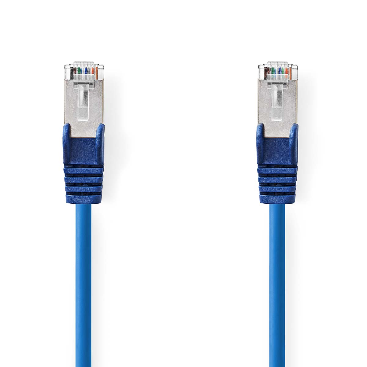 Due cavi Ethernet blu con connettori. Connettori metallici, cavi blu, sfondo bianco.