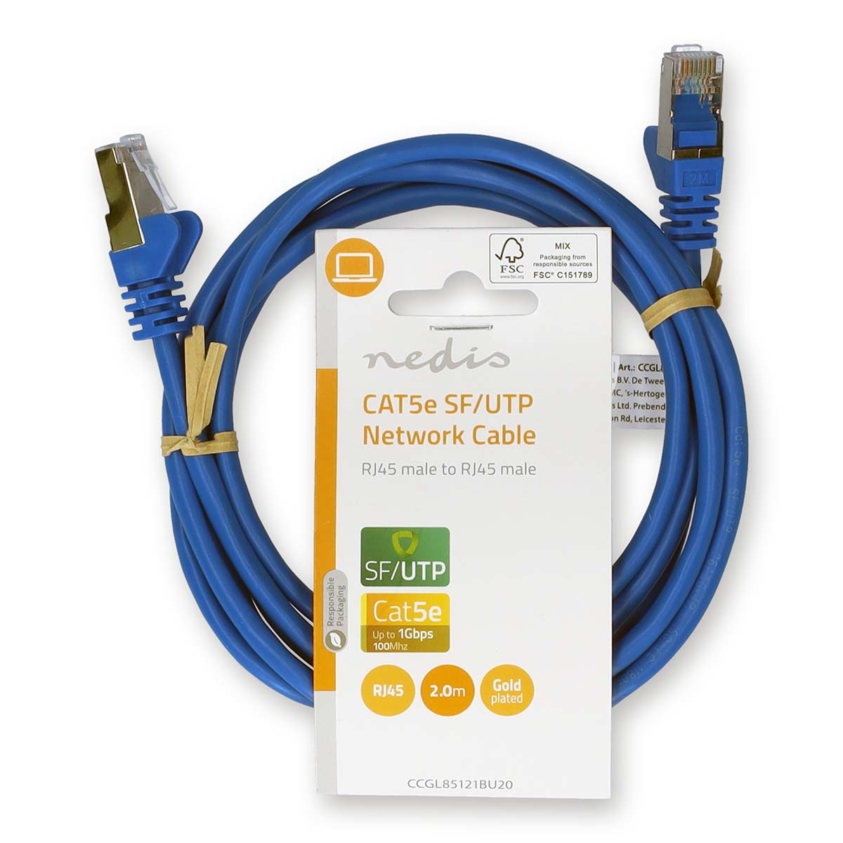 Un cavo di rete blu con connettori in una confezione su sfondo bianco.