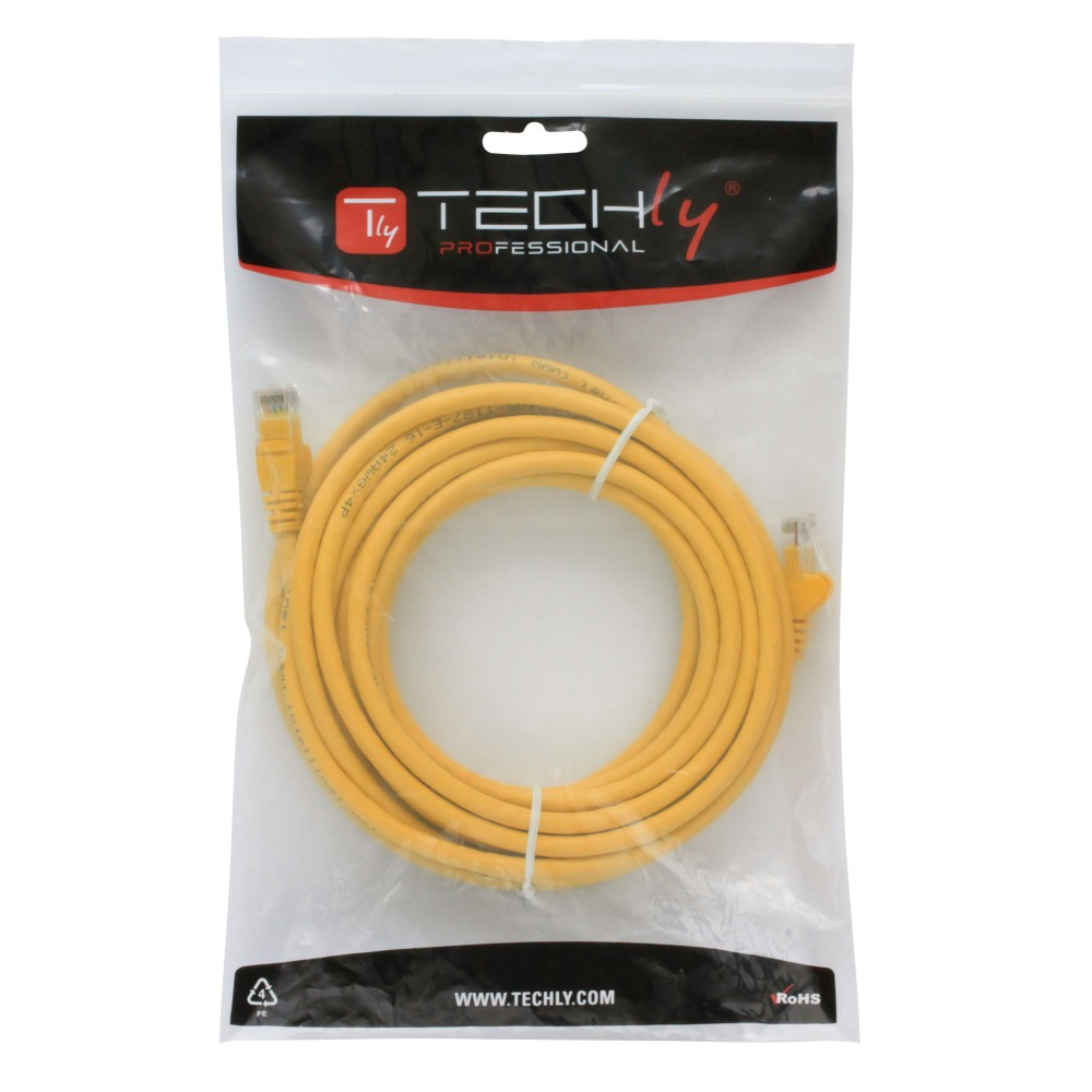 Gele ethernetkabel in een transparante zak. Witte achtergrond.