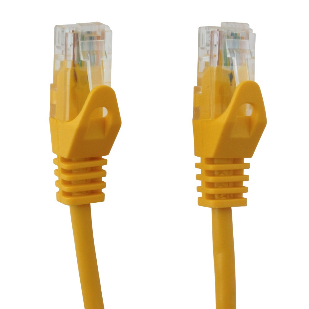 Twee gele ethernetkabels met RJ45-connectoren. Witte achtergrond.