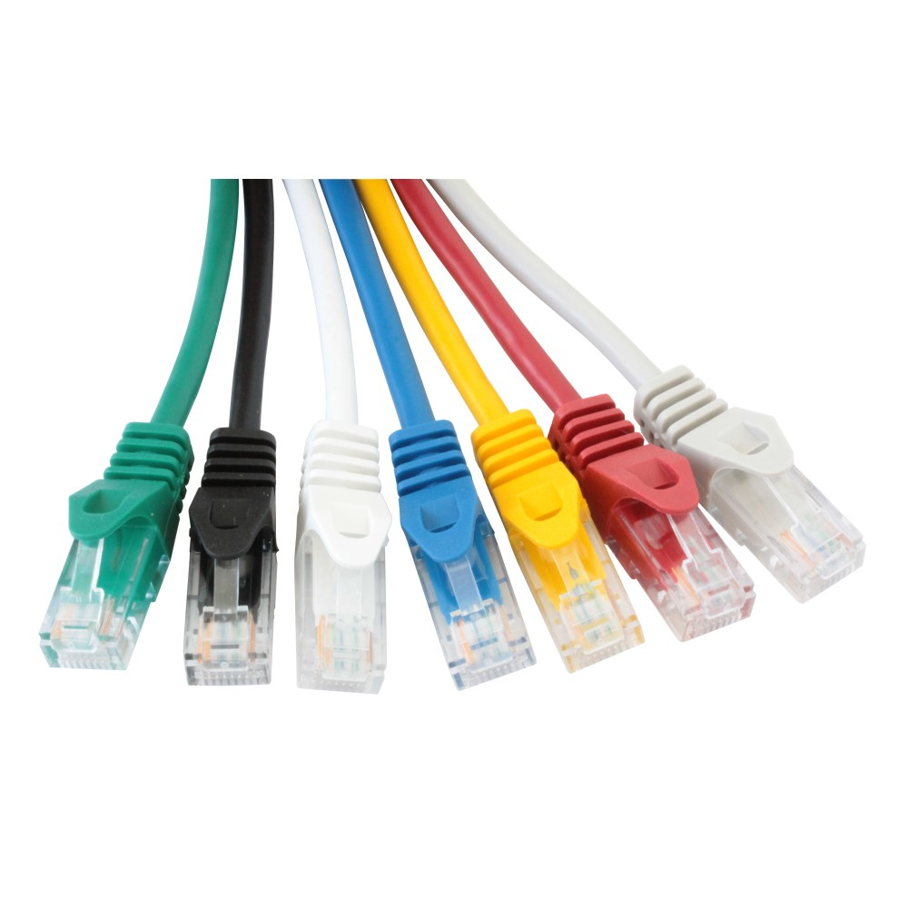 Diverse Ethernet-kabels. Groene, zwarte, witte, blauwe, gele, rode en grijze kabels. Witte achtergrond.