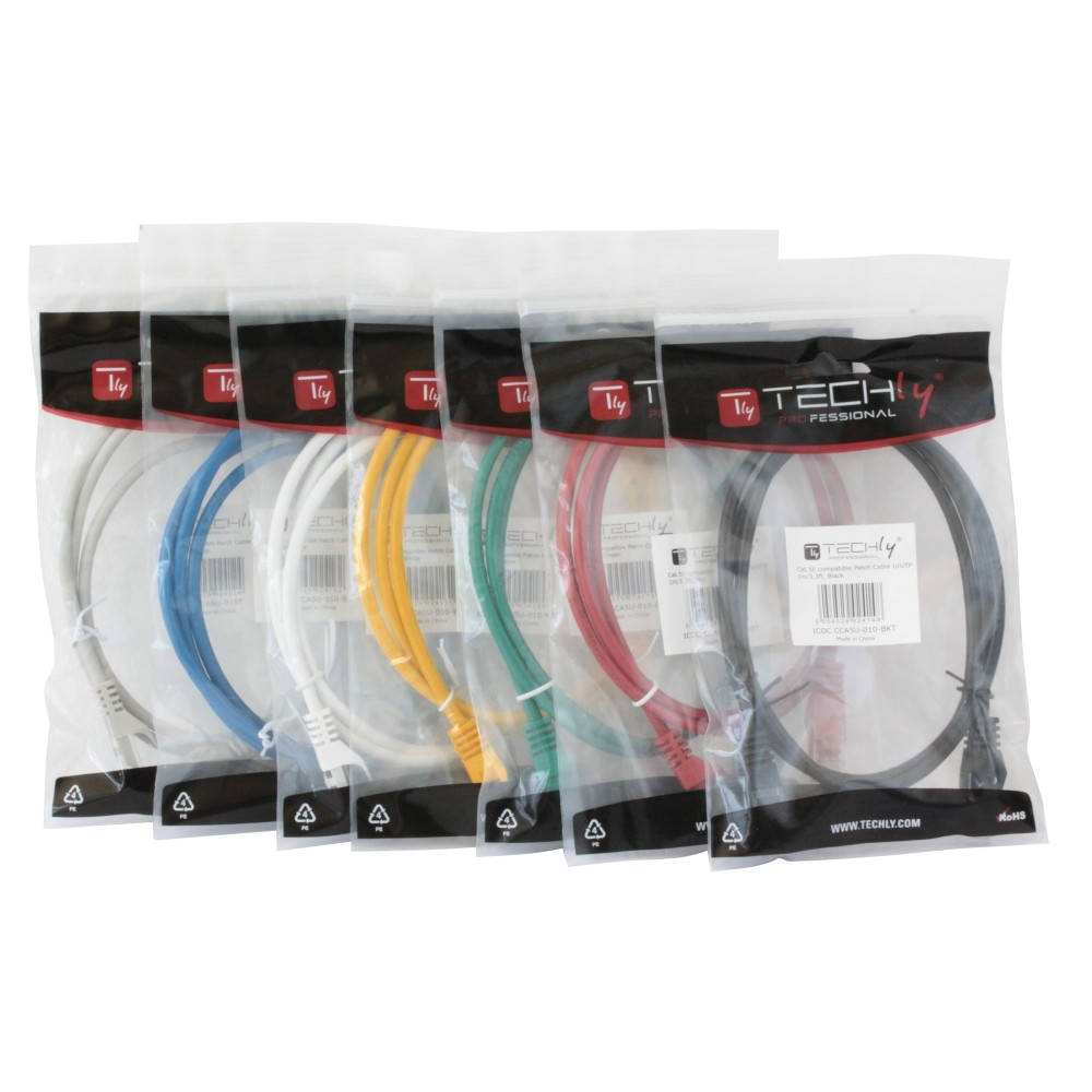 Zes netwerkkabels in plastic verpakking, met verschillende kleuren. Witte achtergrond.