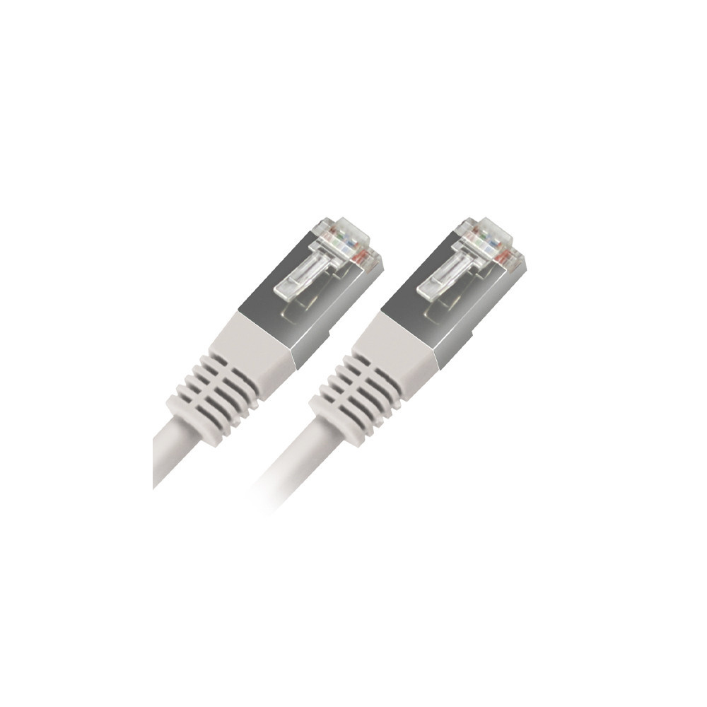 Due cavi Ethernet bianchi, connettori visibili, su sfondo bianco.