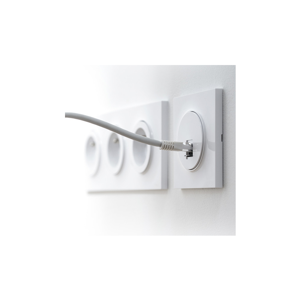 Cavo Ethernet collegato a presa elettrica bianca su muro bianco.