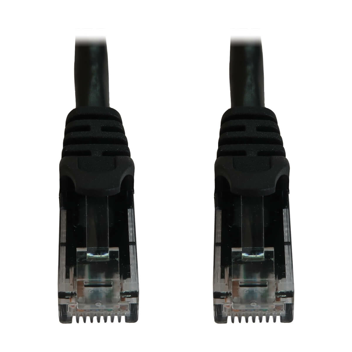 Dwa czarne złącza kabla Ethernet na białym tle, zbliżenie.