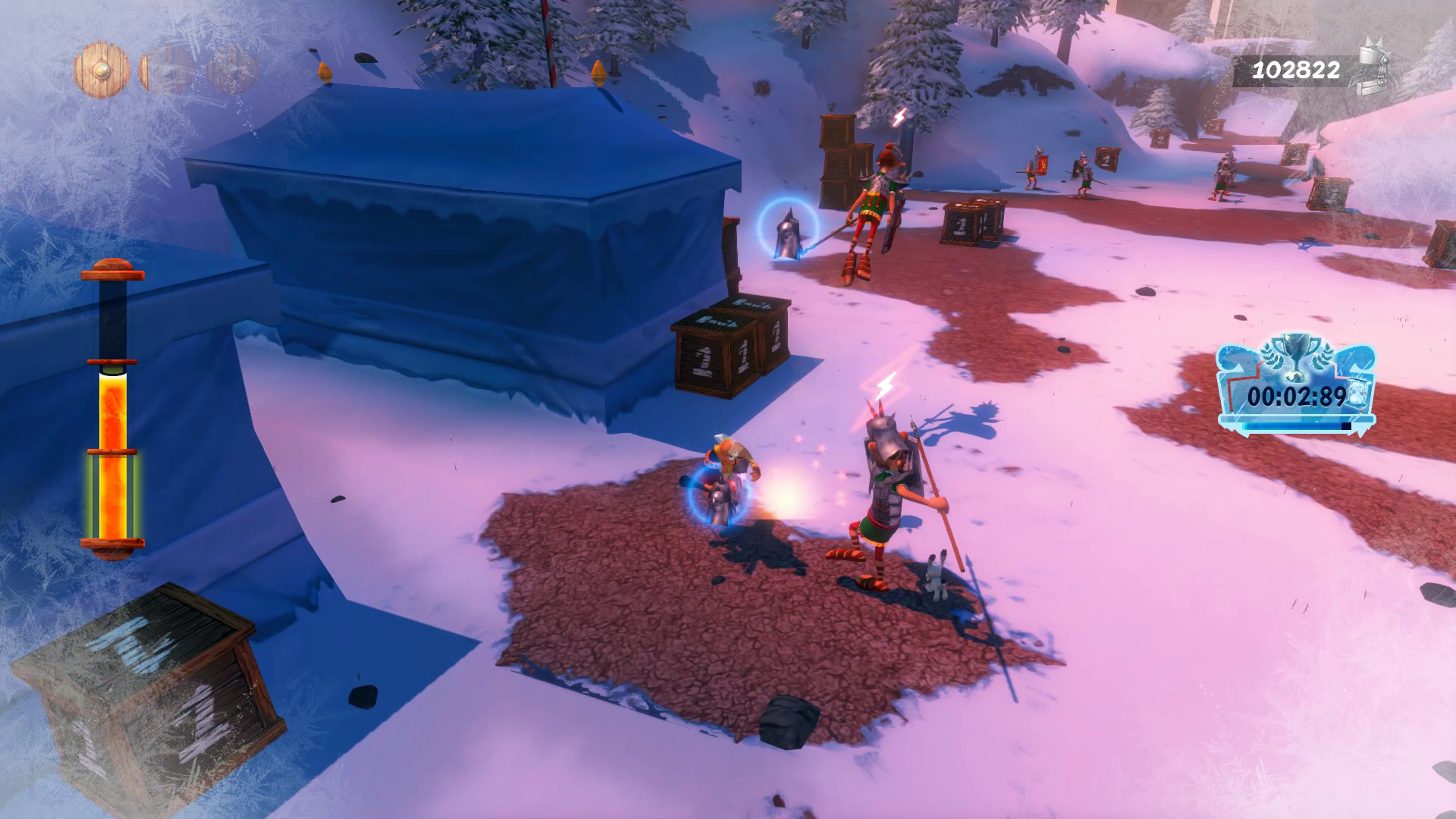 Scena gry z postaciami z kreskówek w zaśnieżonym otoczeniu. Zimowy krajobraz, z timerem i wynikiem.