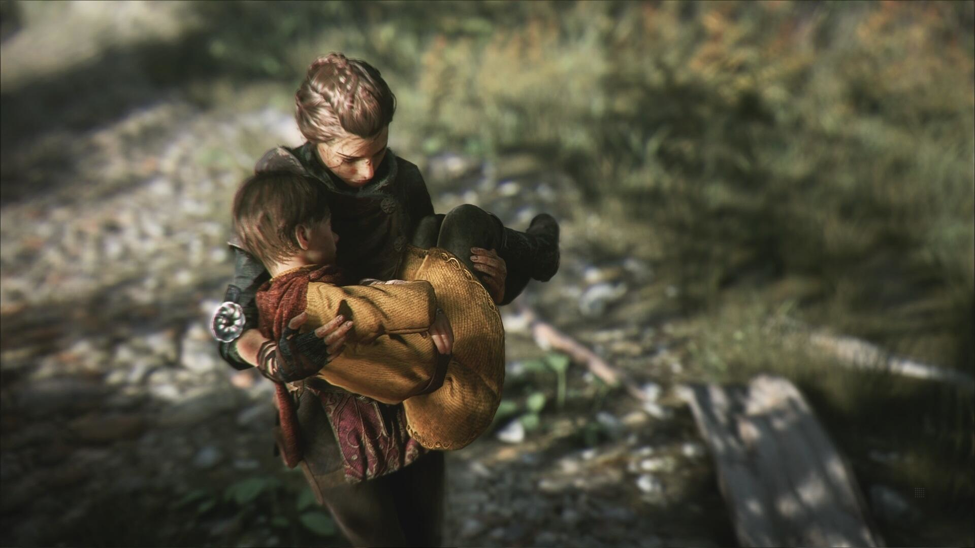 Una persona lleva a un niño, caminando por un camino. La escena está borrosa con la naturaleza en el fondo.