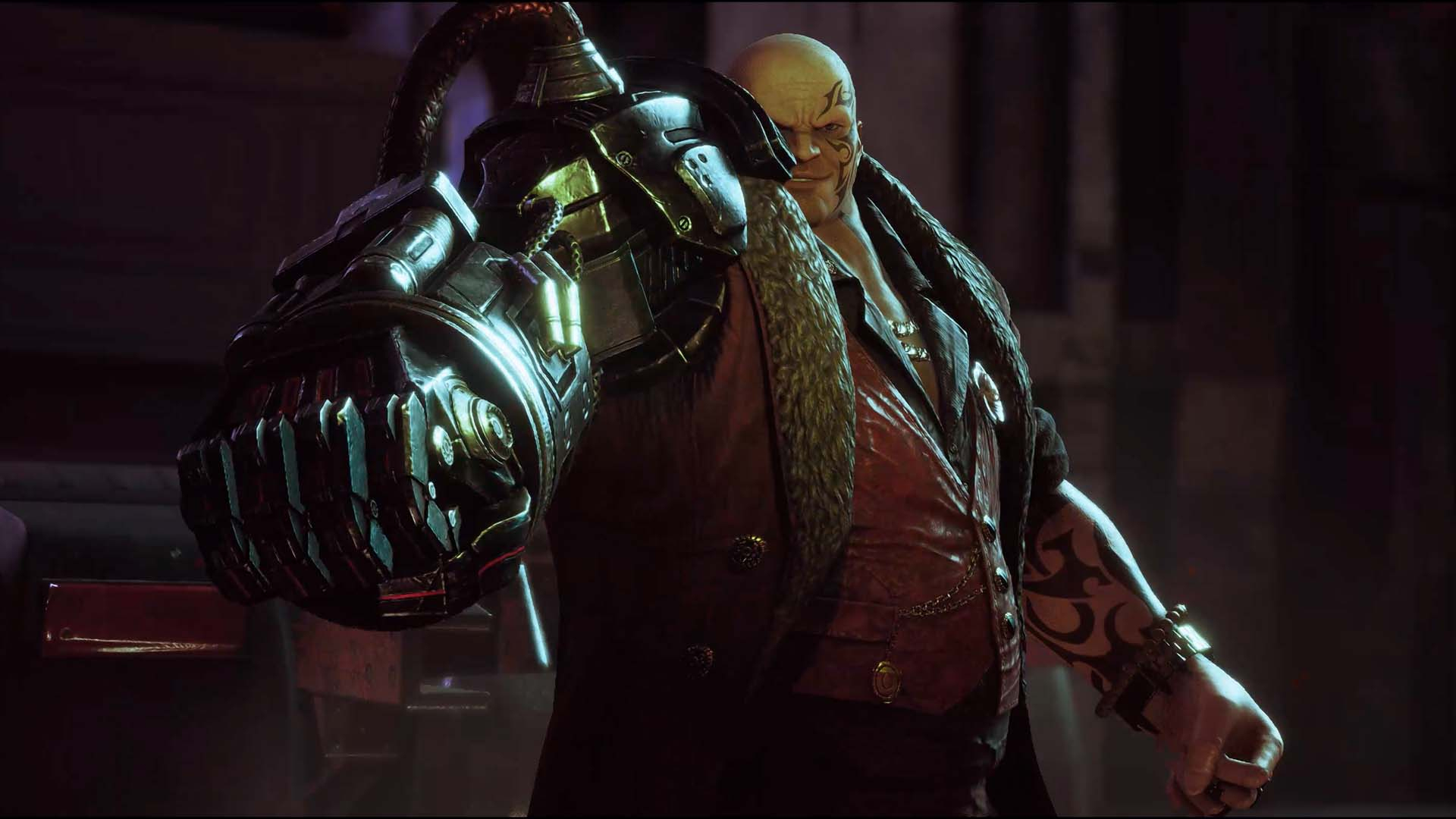 Mężczyzna z cybernetycznym ramieniem i tatuażami, spoglądający przez ramię, w mrocznym otoczeniu.