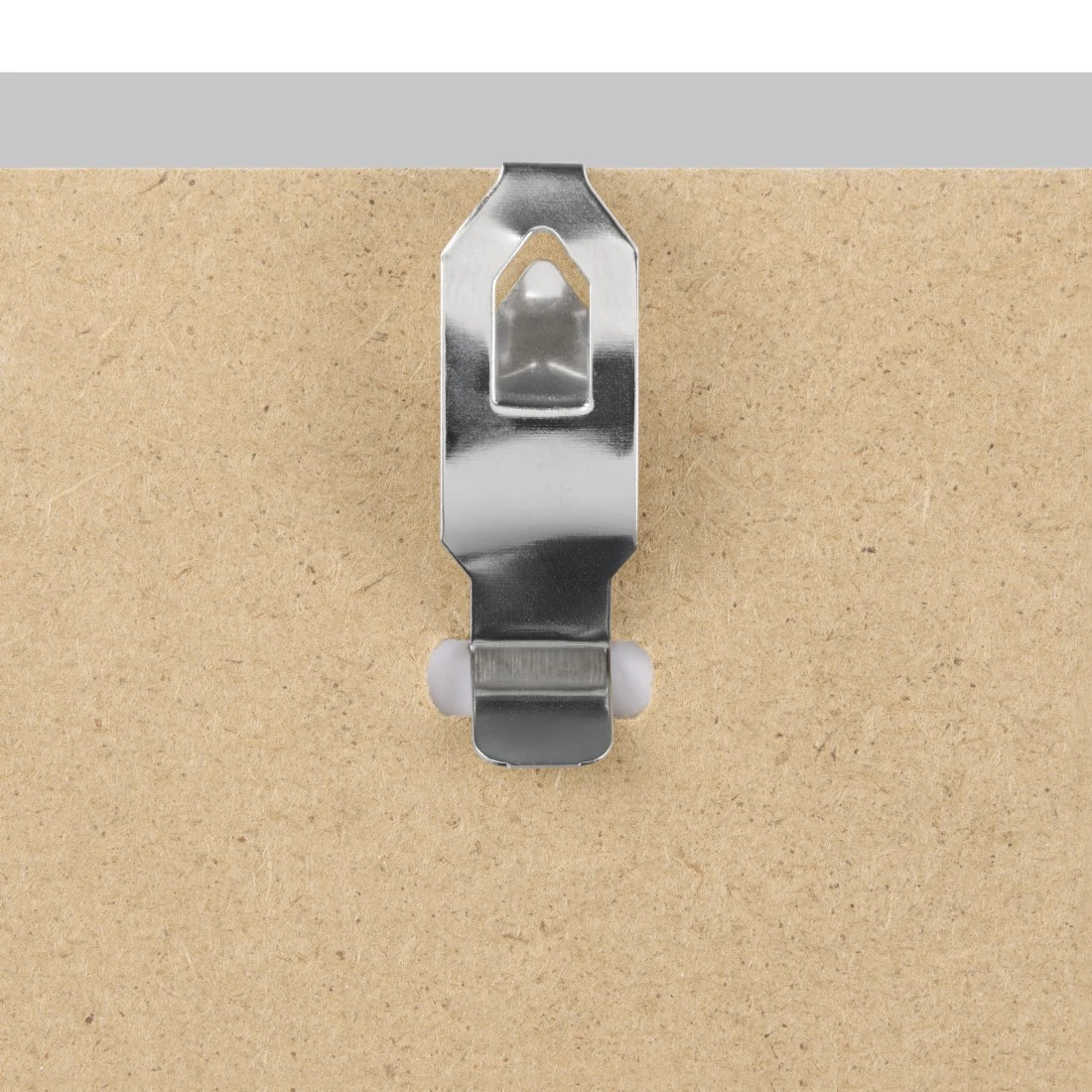 Metallhaken auf einer Holzplatte. Der Haken ist silberfarben und die Platte braun.