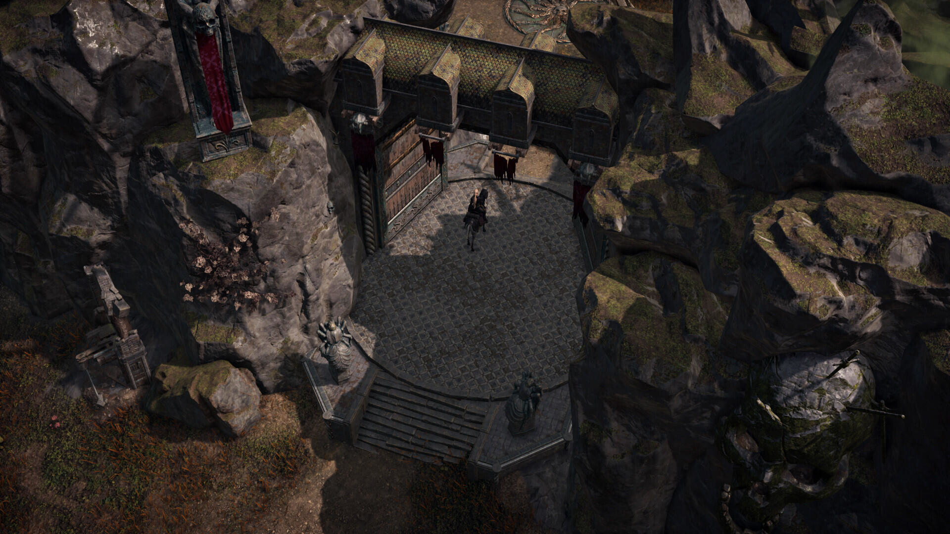 Widok z góry na kamienną strukturę z bramą na klifie. Ciemne otoczenie.