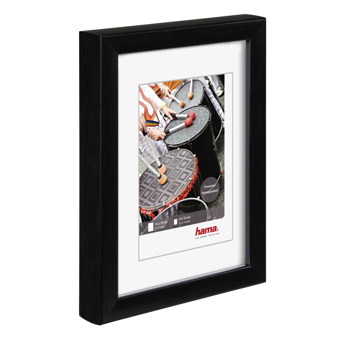 Czarna rama obrazu ze zdjęciem bębnów i pałeczek z białym passe-partout.