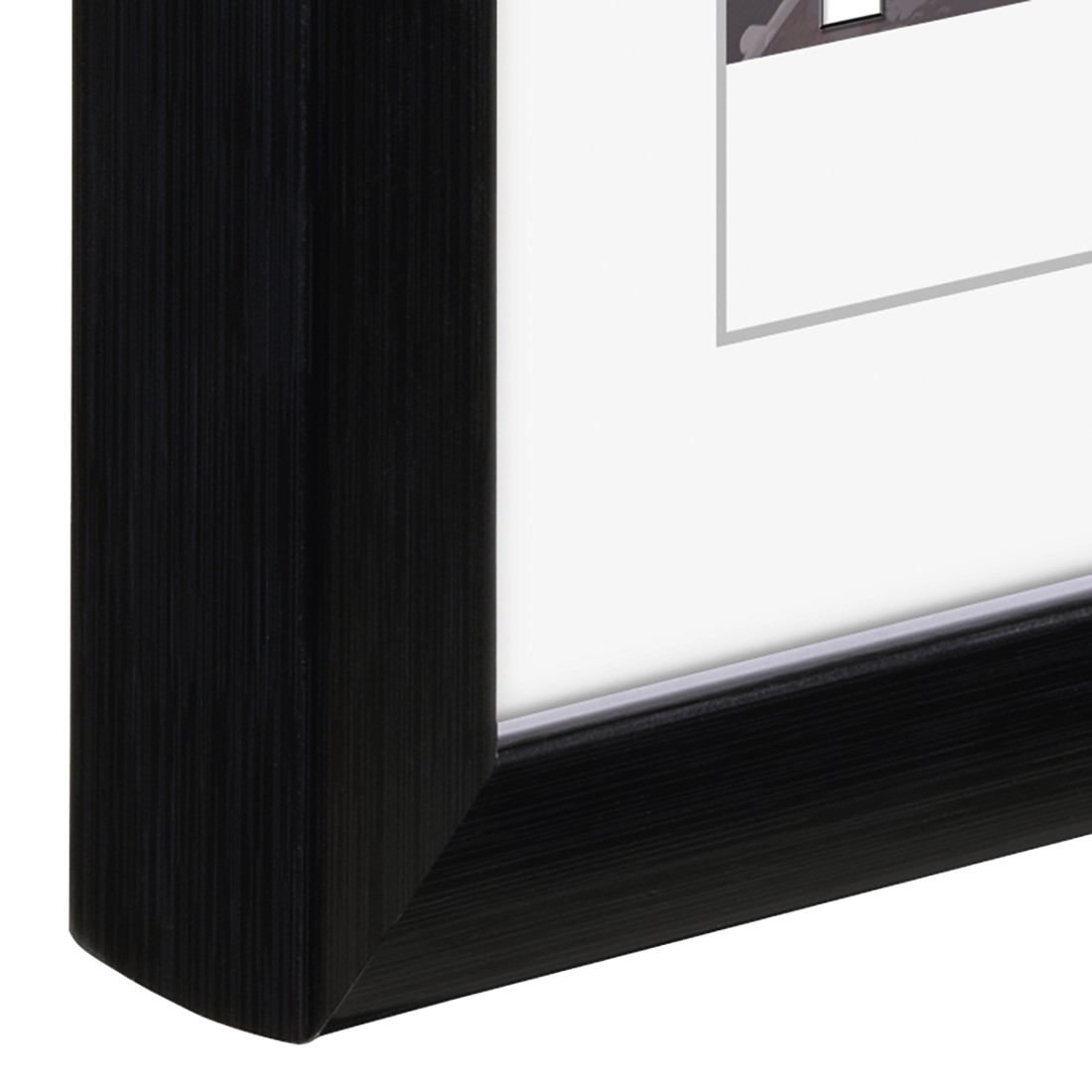 Zbliżenie rogu czarnej ramy obrazu z teksturowanym, liniowym wzorem.