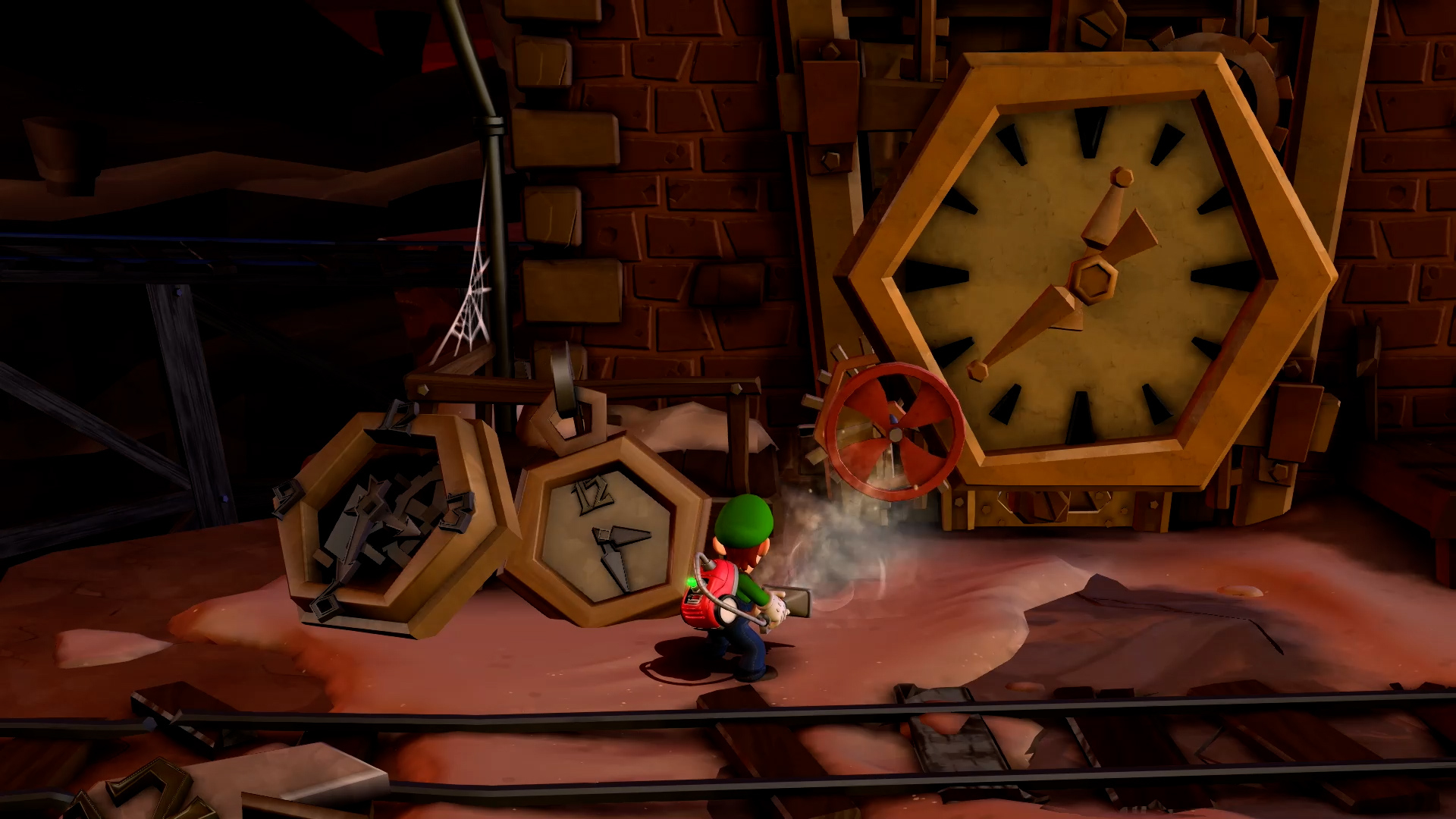 Luigi dans une pièce sombre avec des horloges. Il tient un aspirateur. La scène est éclairée par une lampe de poche.
