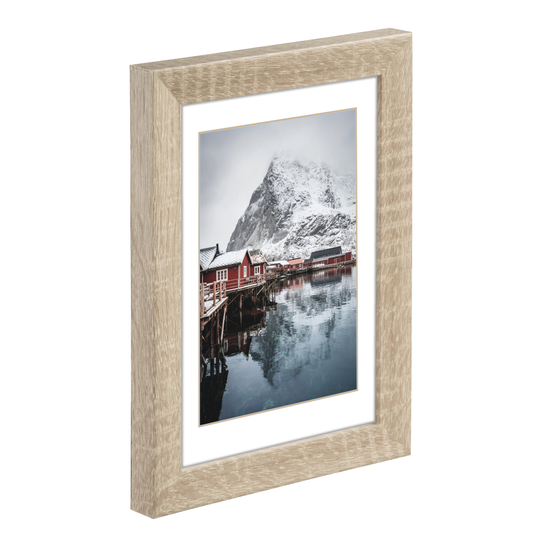 Gerahmtes Foto eines schneebedeckten Berges mit roten Häusern am Wasser.