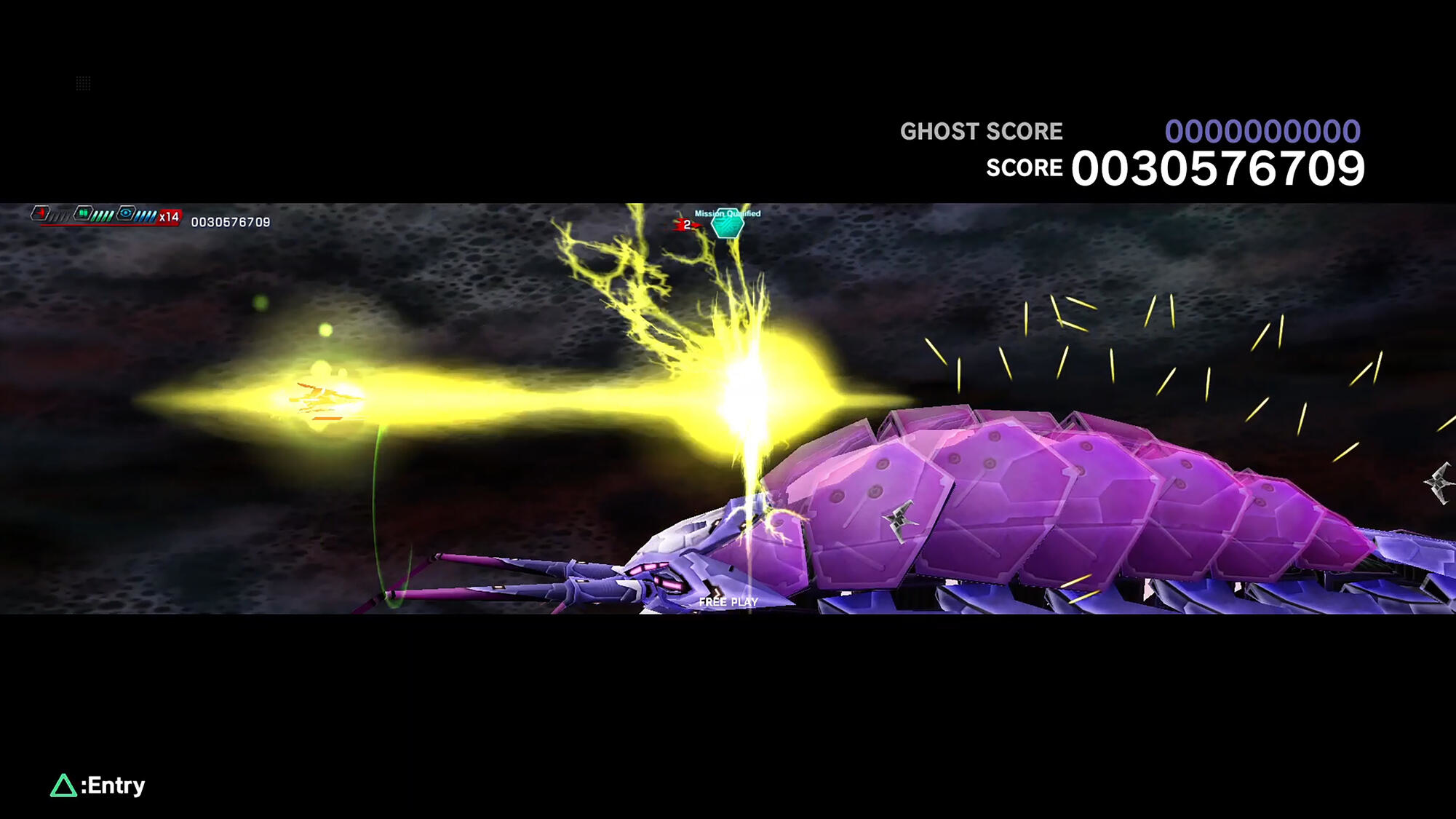 Eine Videospielszenen. Ein Raumschiff feuert einen gelben Laser auf ein lila Monster mit gelben Blitzeffekten.