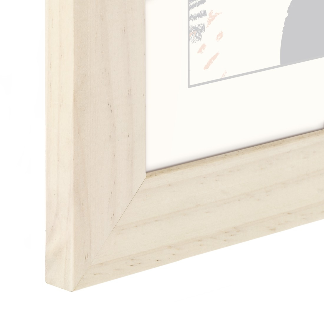 Nahaufnahme eines Holzbilderrahmen. Der Rahmen ist hellbeige. Weißes Passepartout und ein sichtbares Teilbild.
