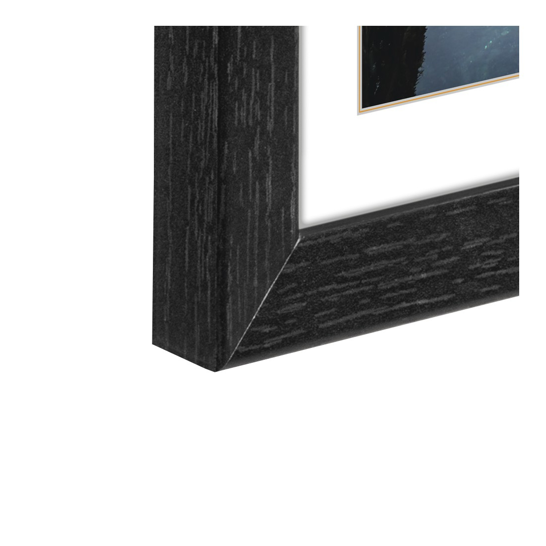 Nahaufnahme einer Bildeckenecke. Der Rahmen ist dunkles Holz. Das Bild ist rechts teilweise sichtbar.