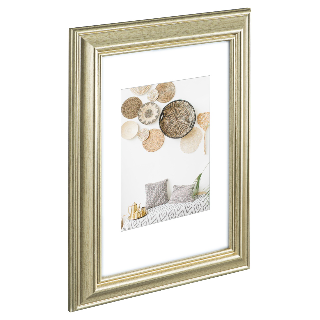 Goldener Rahmen mit weißem Passepartout. Wanddekoration aus geflochtenen Körben im Hintergrund sichtbar.