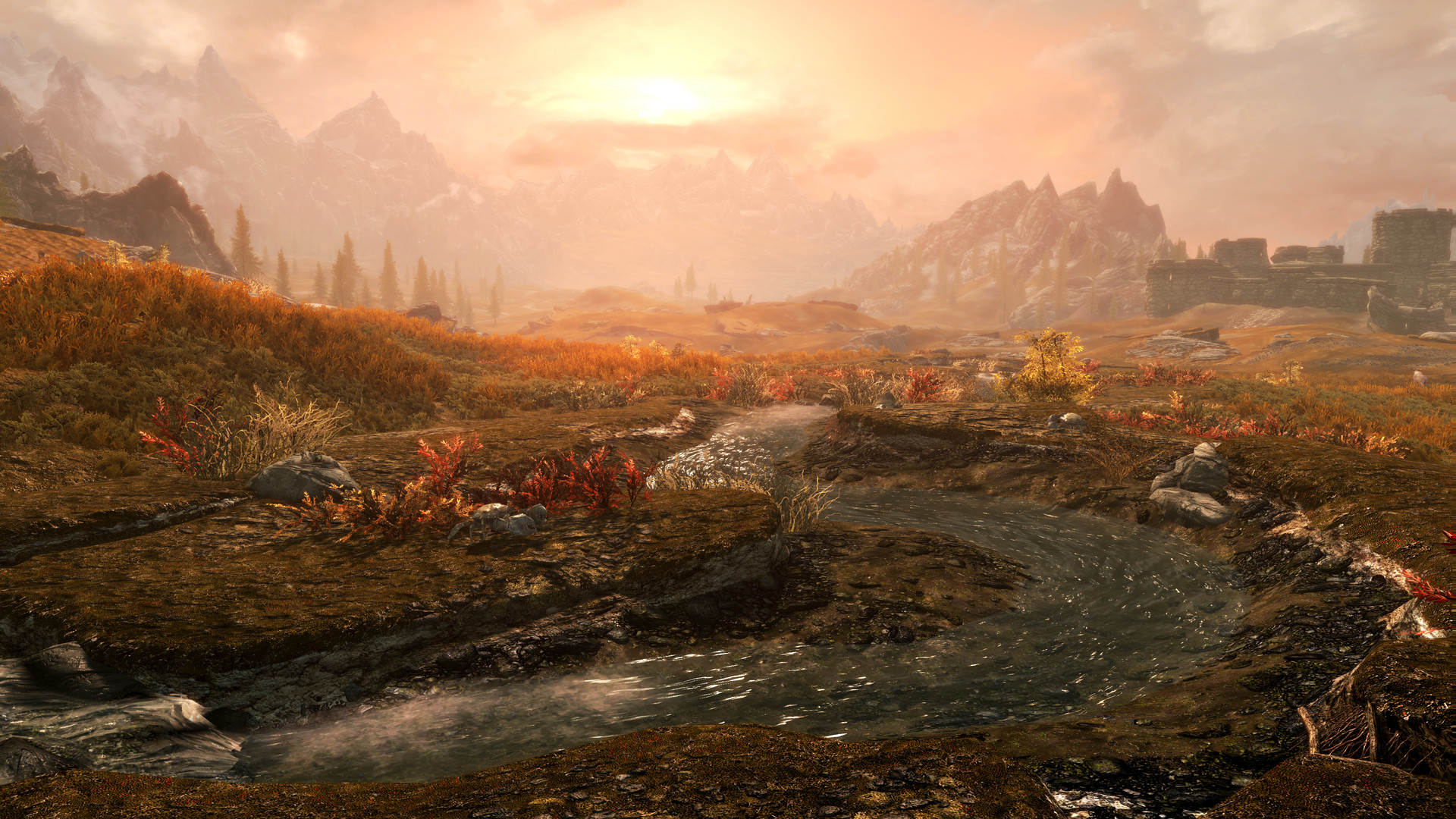 Landschaft mit Bergen, Bach und Sonnenuntergang. Braun- und Orangetöne dominieren.