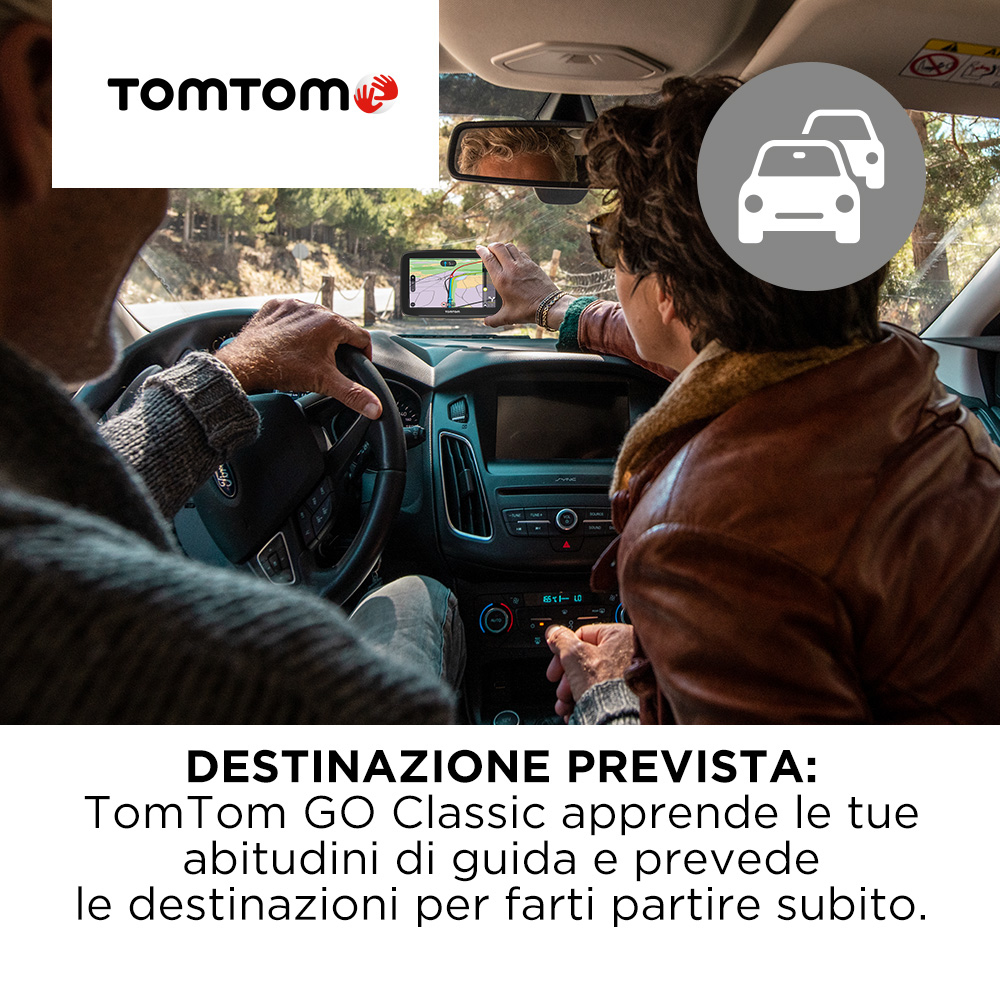 Zwei Personen in einem Auto, die ein TomTom GPS-Gerät mit einem landschaftlichen Hintergrund benutzen.