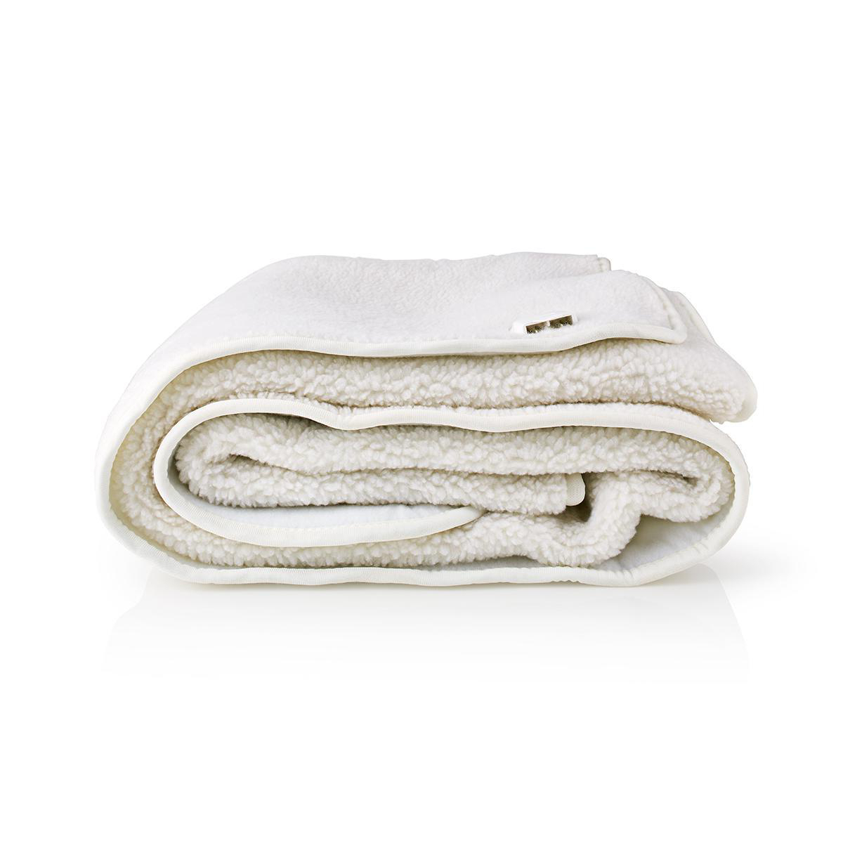 Een gevouwen witte deken met een pluche interieur, geïsoleerd op een schone witte achtergrond.