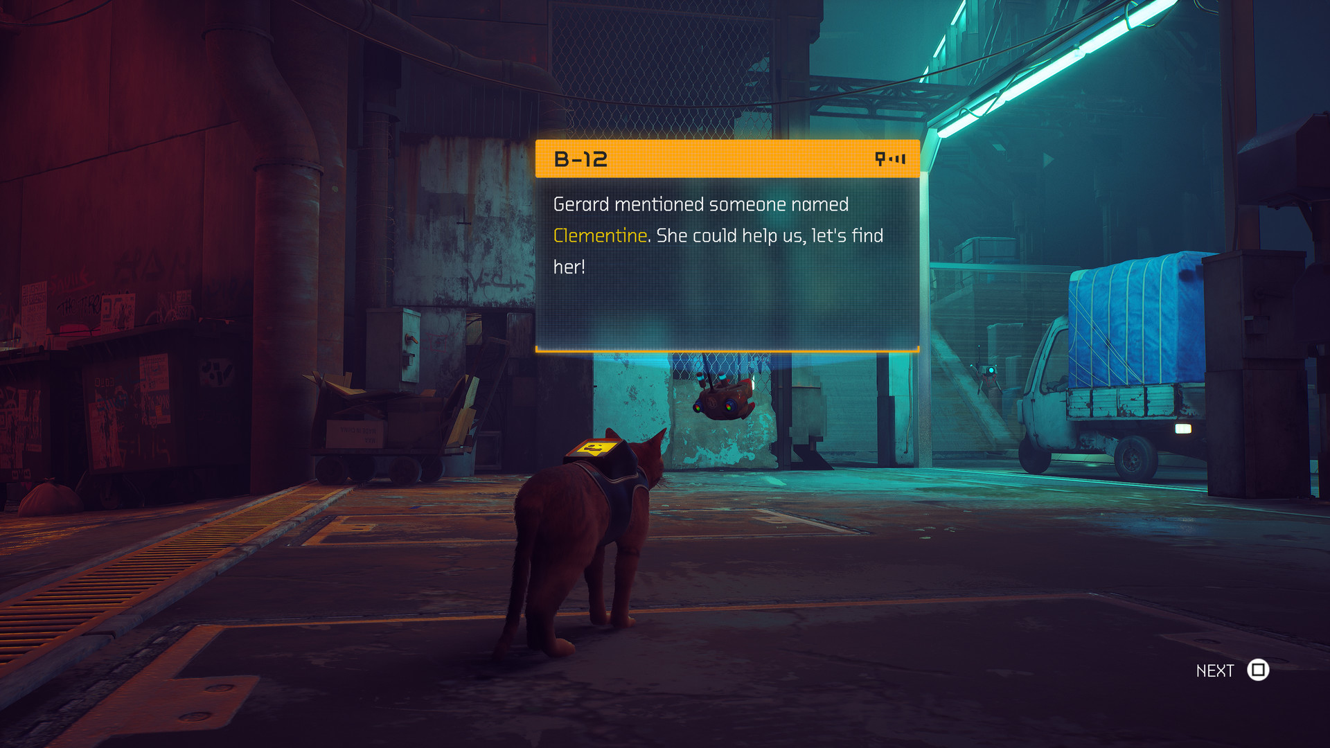 Un gatto con uno zaino guarda uno schermo con testo dal gioco Stray. Lo sfondo è una stanza poco illuminata.