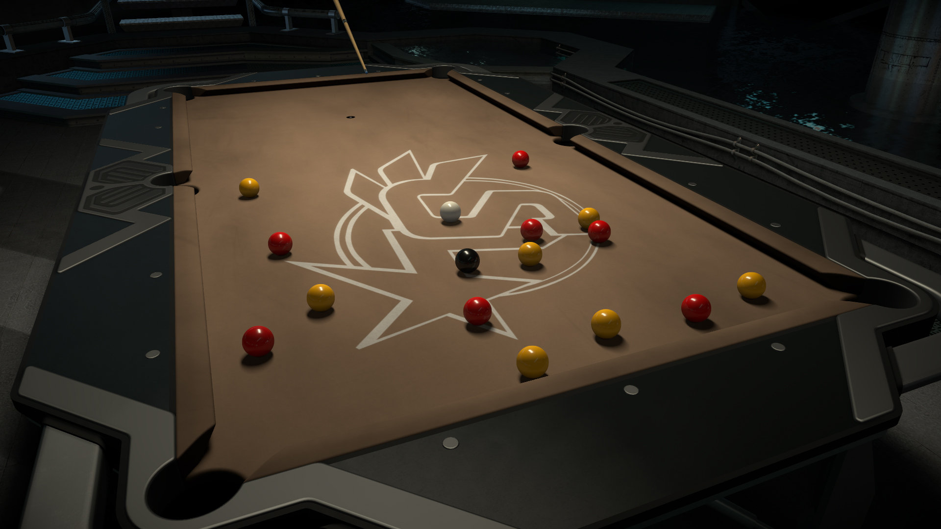 Billardtisch mit Kugeln. Brauner Tisch, weißes Logo. Rote, gelbe und schwarze Kugeln verstreut. Queue spielbereit.
