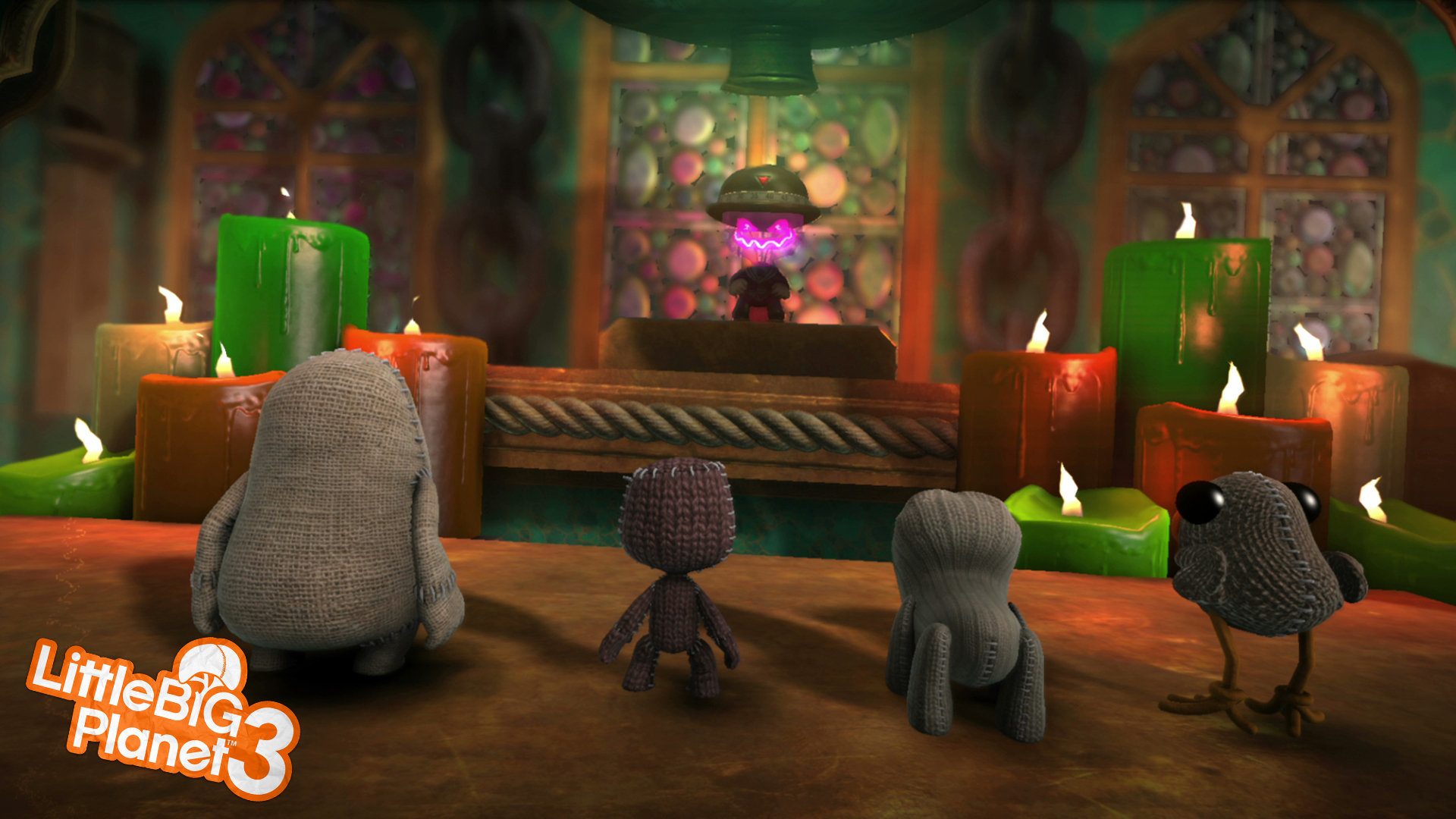 Juego LittleBigPlanet 3. Personajes en un templo. Velas, altar y una figura central. Escena oscura y mística.