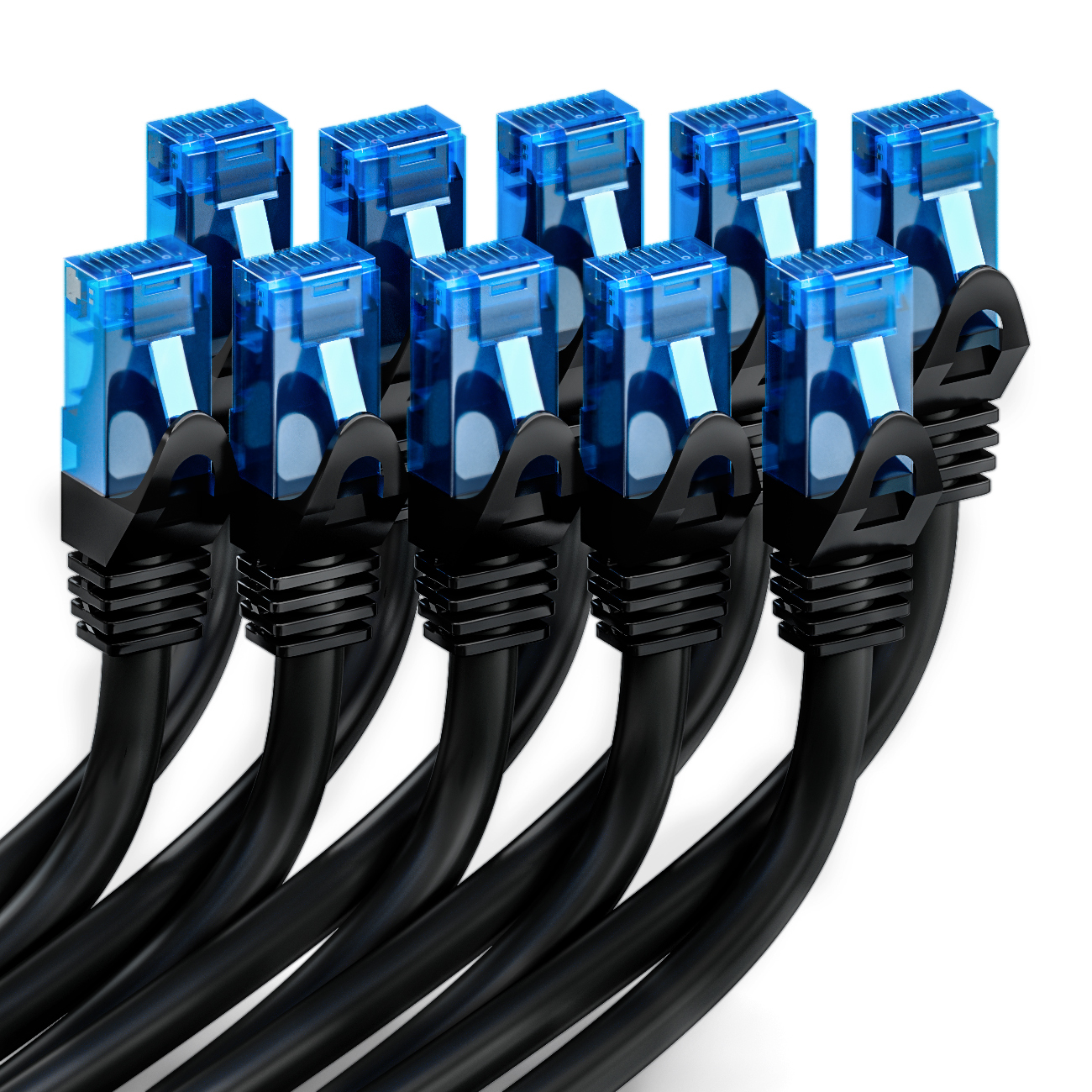 Mehrere schwarze Netzwerkkabel mit blauen Steckern in einer Reihe, auf weißem Hintergrund.
