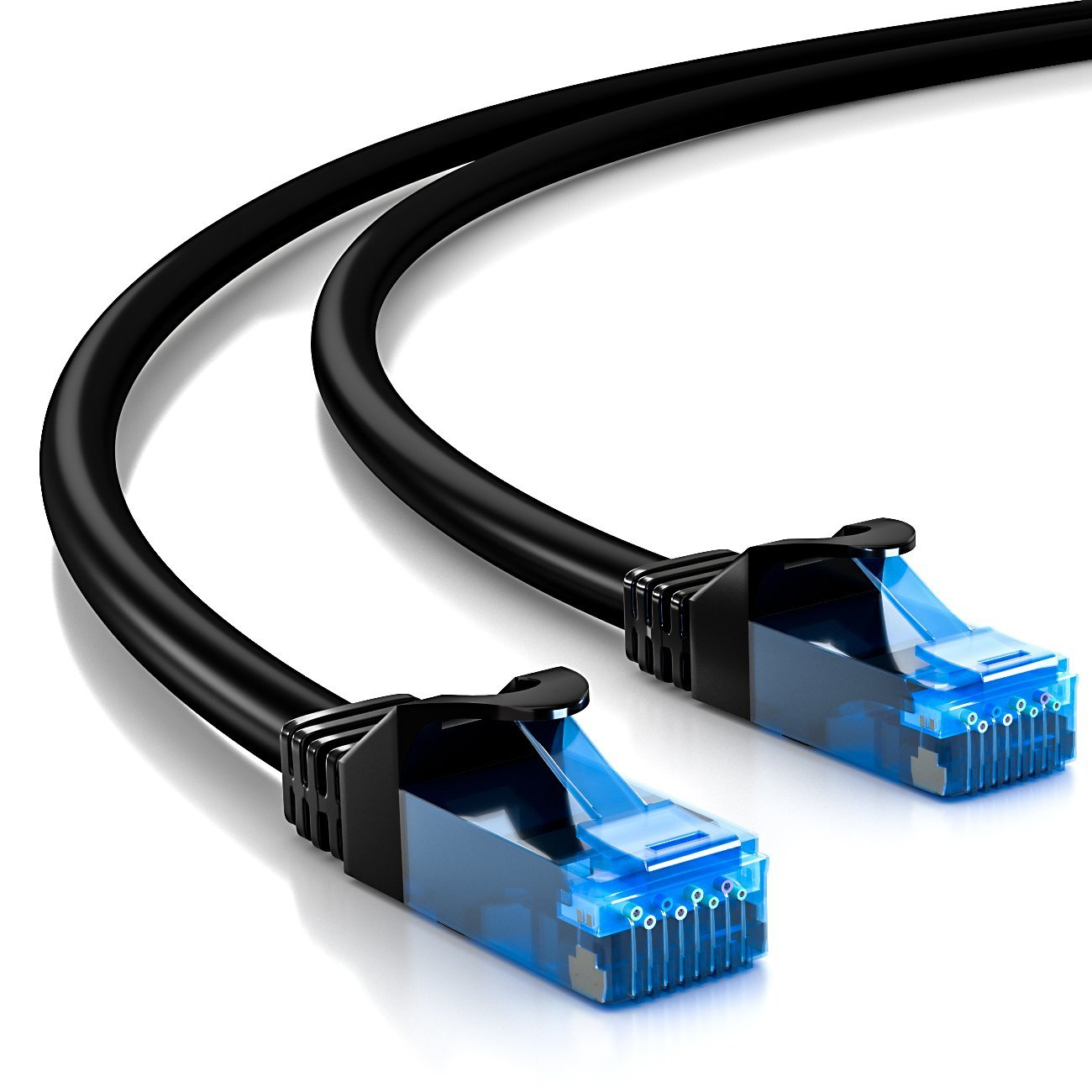 Zwei schwarze Netzwerkkabel mit blauen Steckern liegen auf einer weißen Oberfläche mit leichter Spiegelung.