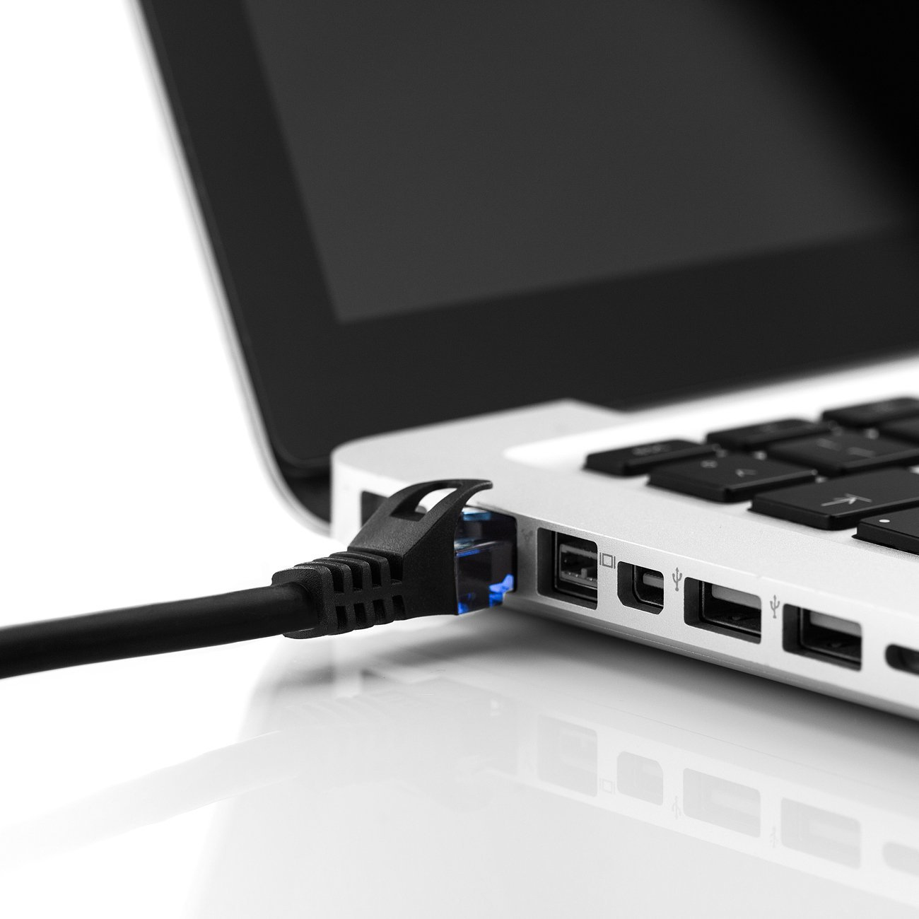 Schwarzes Netzwerkkabel, das in einen silbernen Laptop eingesteckt ist. Der Stecker ist blau.