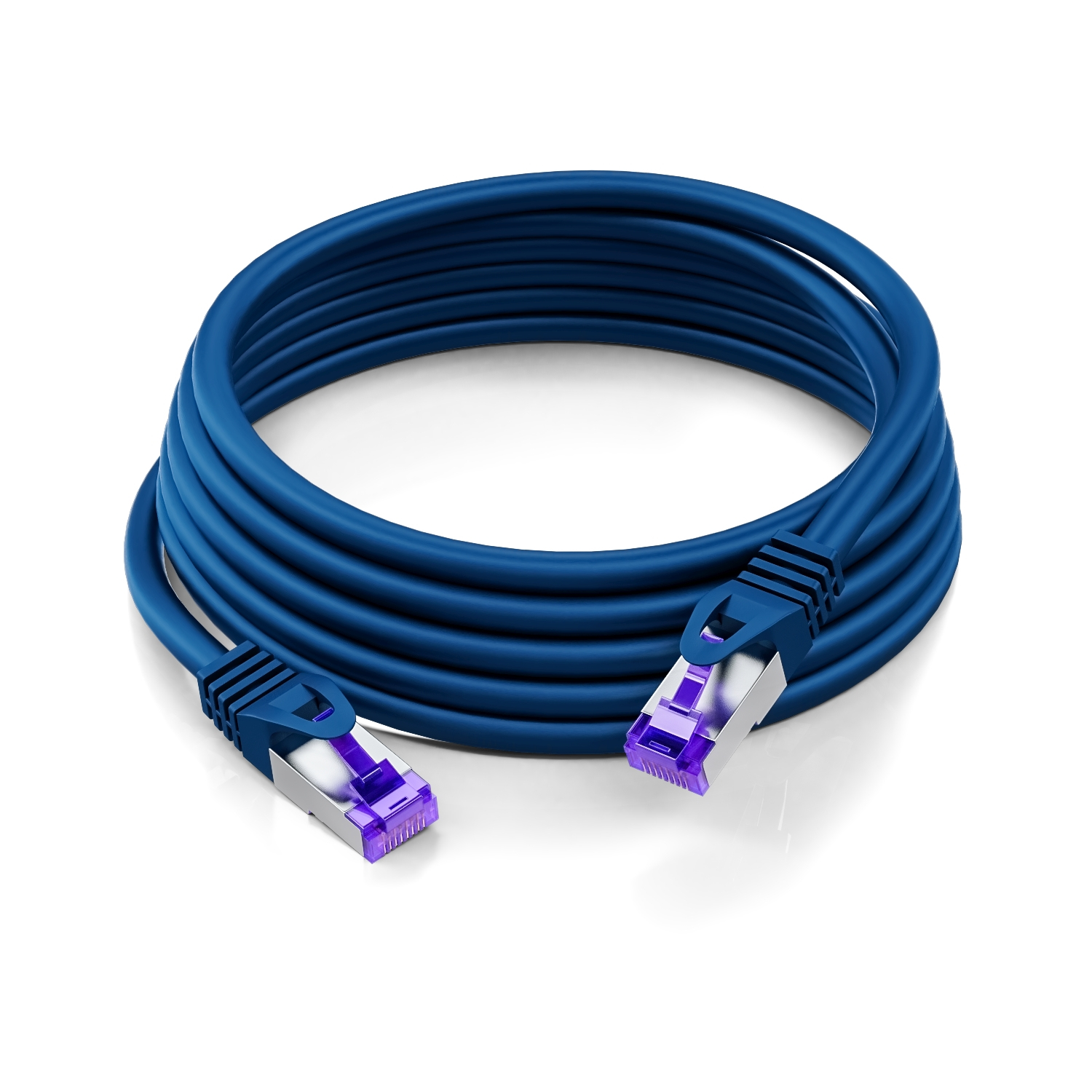 Aufgerolltes blaues Netzwerkkabel mit lila Steckern. Die Stecker haben lila Laschen.