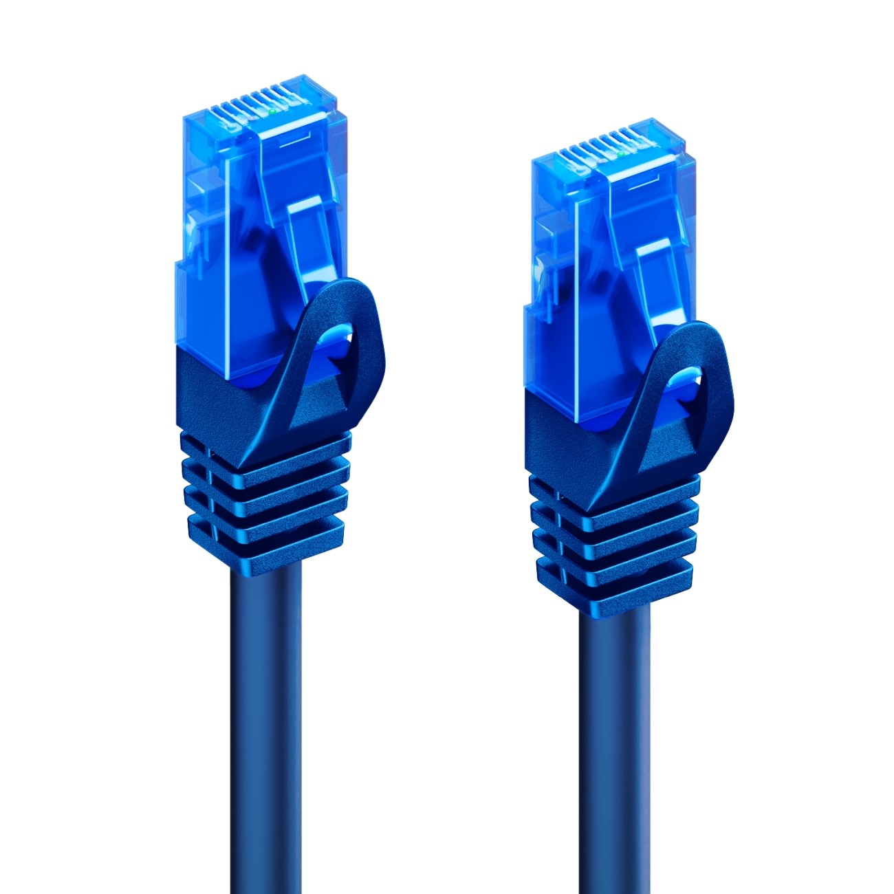 Zwei blaue Netzwerkkabelstecker mit blauen Laschen. Die Kabel sind blau. Weißer Hintergrund.