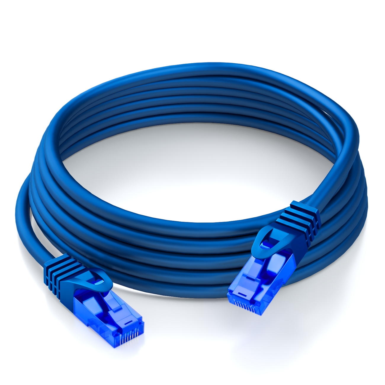 Blaues Ethernet-Kabel mit blauen Steckern. Weißer Hintergrund.