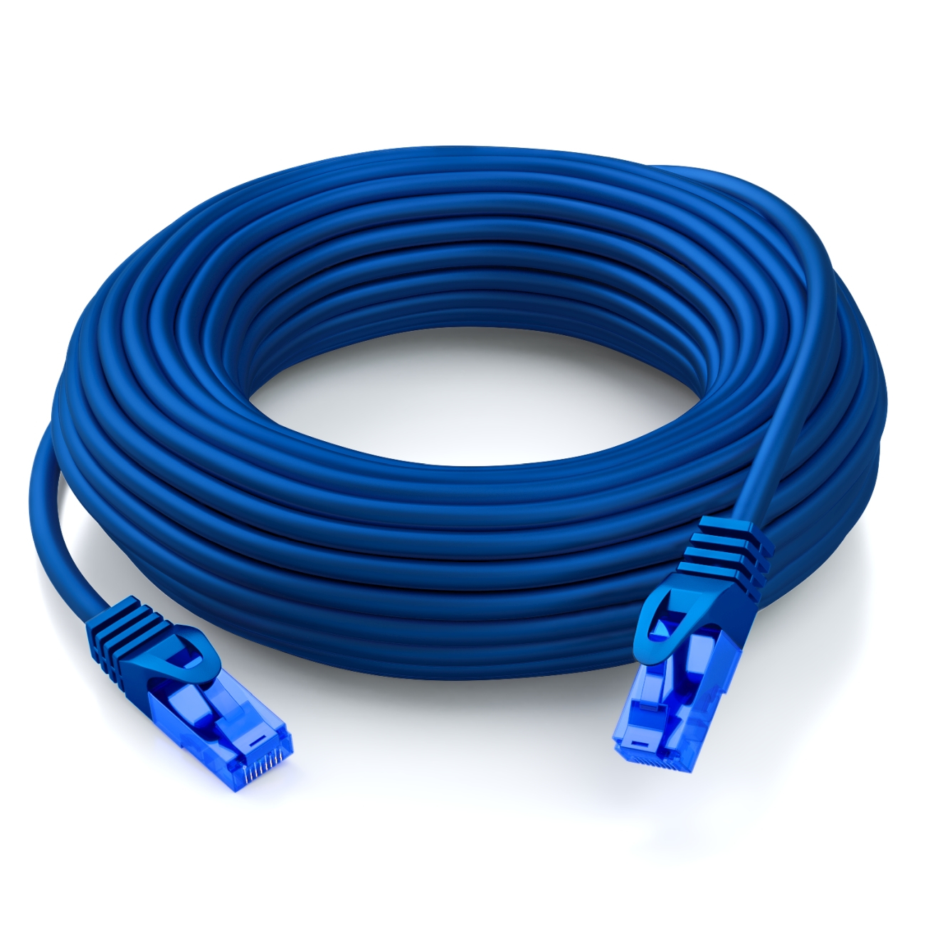 Aufgerolltes blaues Netzwerkkabel mit zwei blauen Steckern. Das Kabel liegt auf einer weißen Oberfläche.