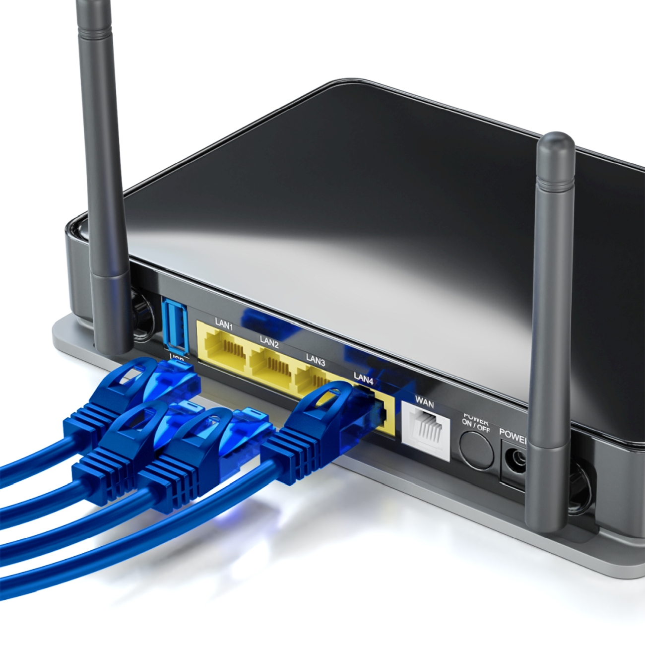Ein schwarzer Router mit mehreren blauen Netzwerkkabeln, die in ihn eingesteckt sind. Weißer Hintergrund.