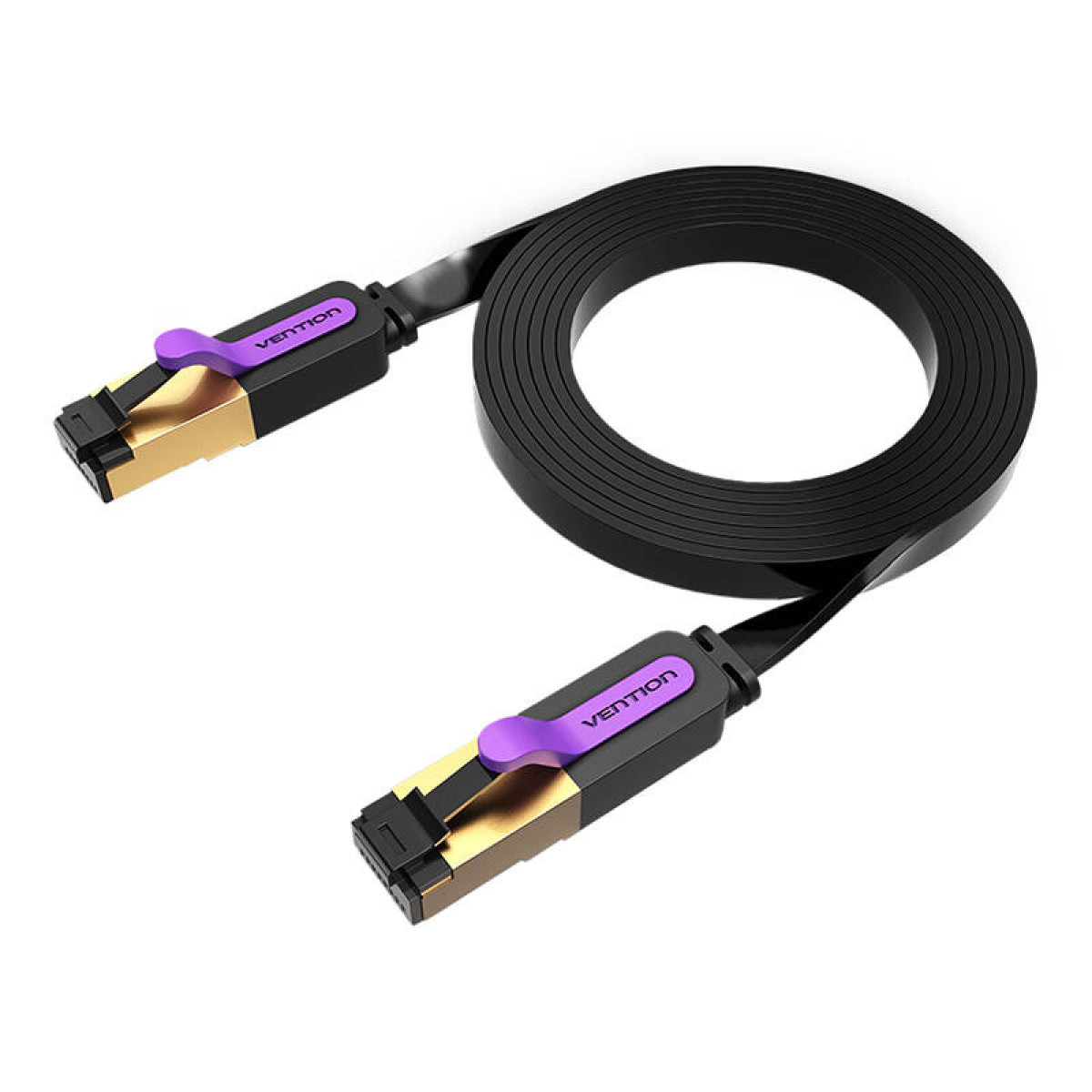 Cavo Ethernet piatto nero con connettori viola e dorati, arrotolato su sfondo bianco.