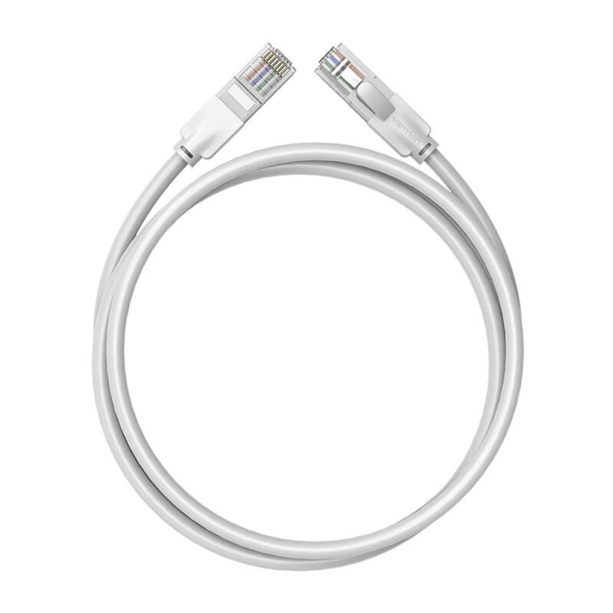 Un cavo di rete bianco con due connettori RJ45. Il cavo è arrotolato in un cerchio.