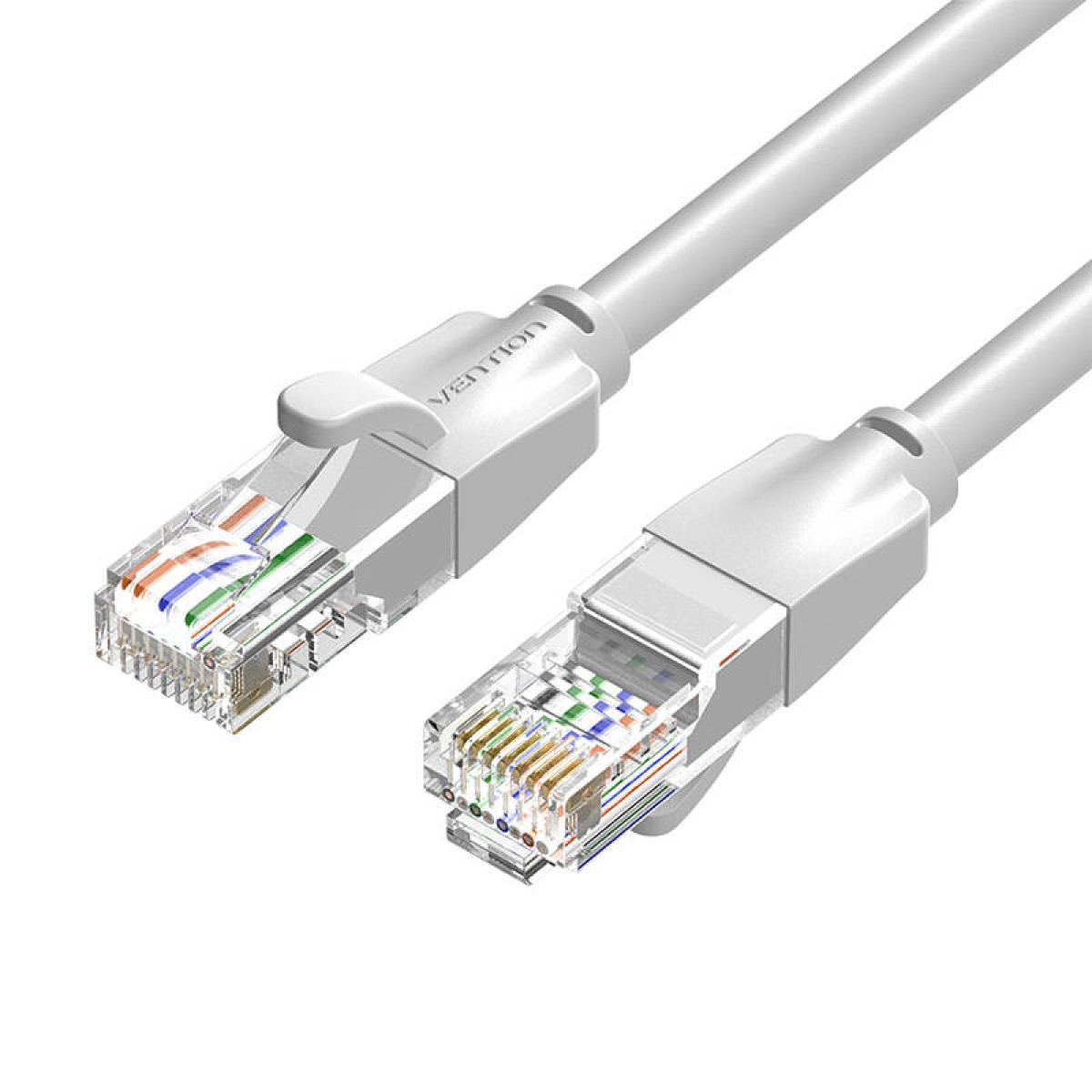 Un cavo Ethernet bianco con connettori. Connettori in plastica trasparente, fili visibili. Sfondo bianco.